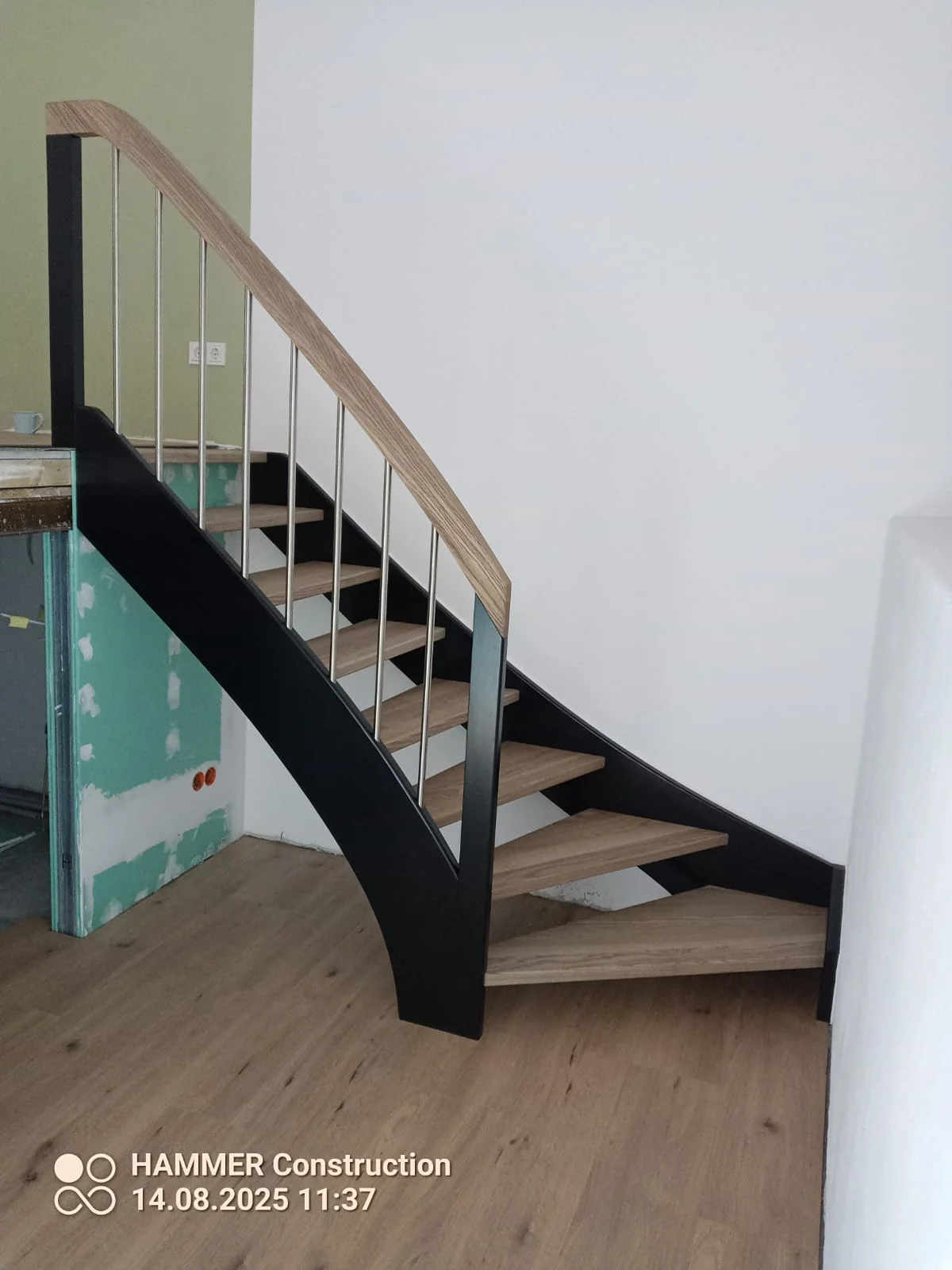 Moderne Holztreppe mit Metallgeländer