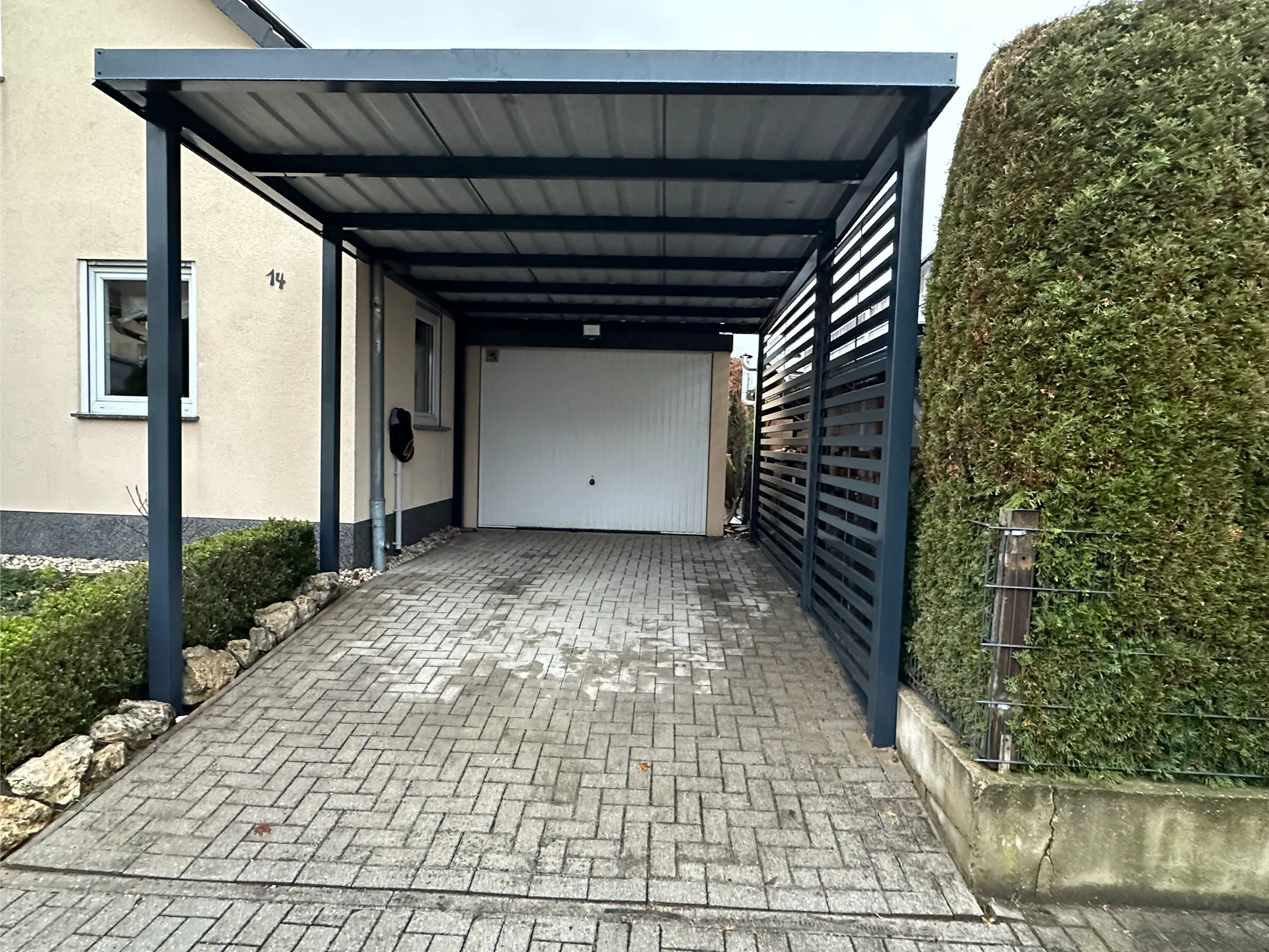 Moderner Carport mit Metallrahmen und Schiebetor