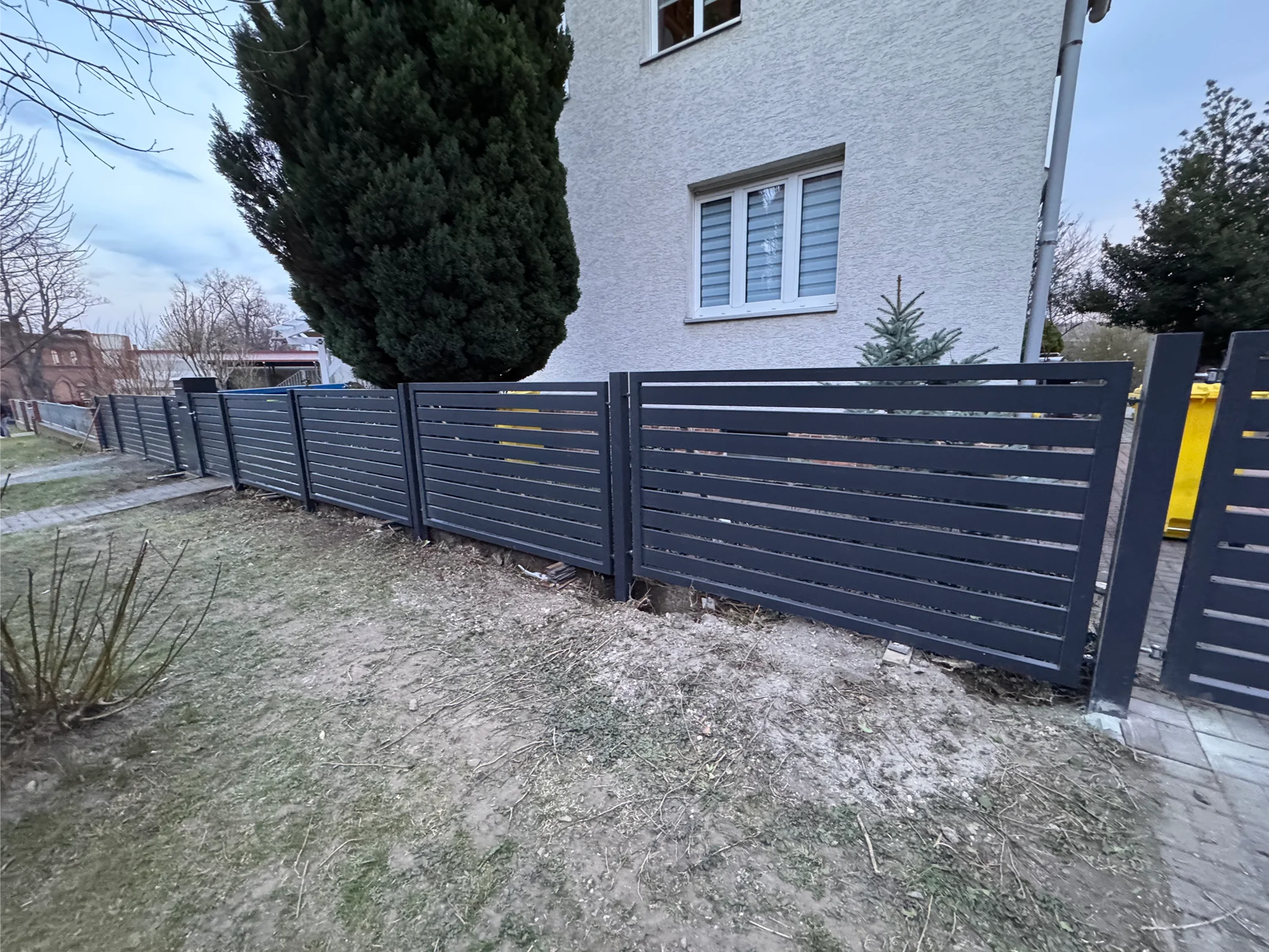 Moderne Zaunanlage mit horizontalen Lamellen