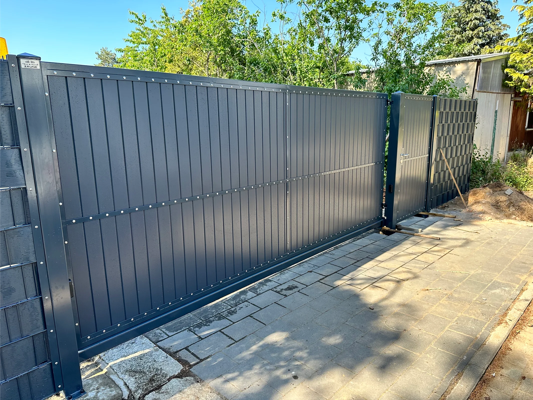 Modernes Schiebetor aus anthrazitem Metall