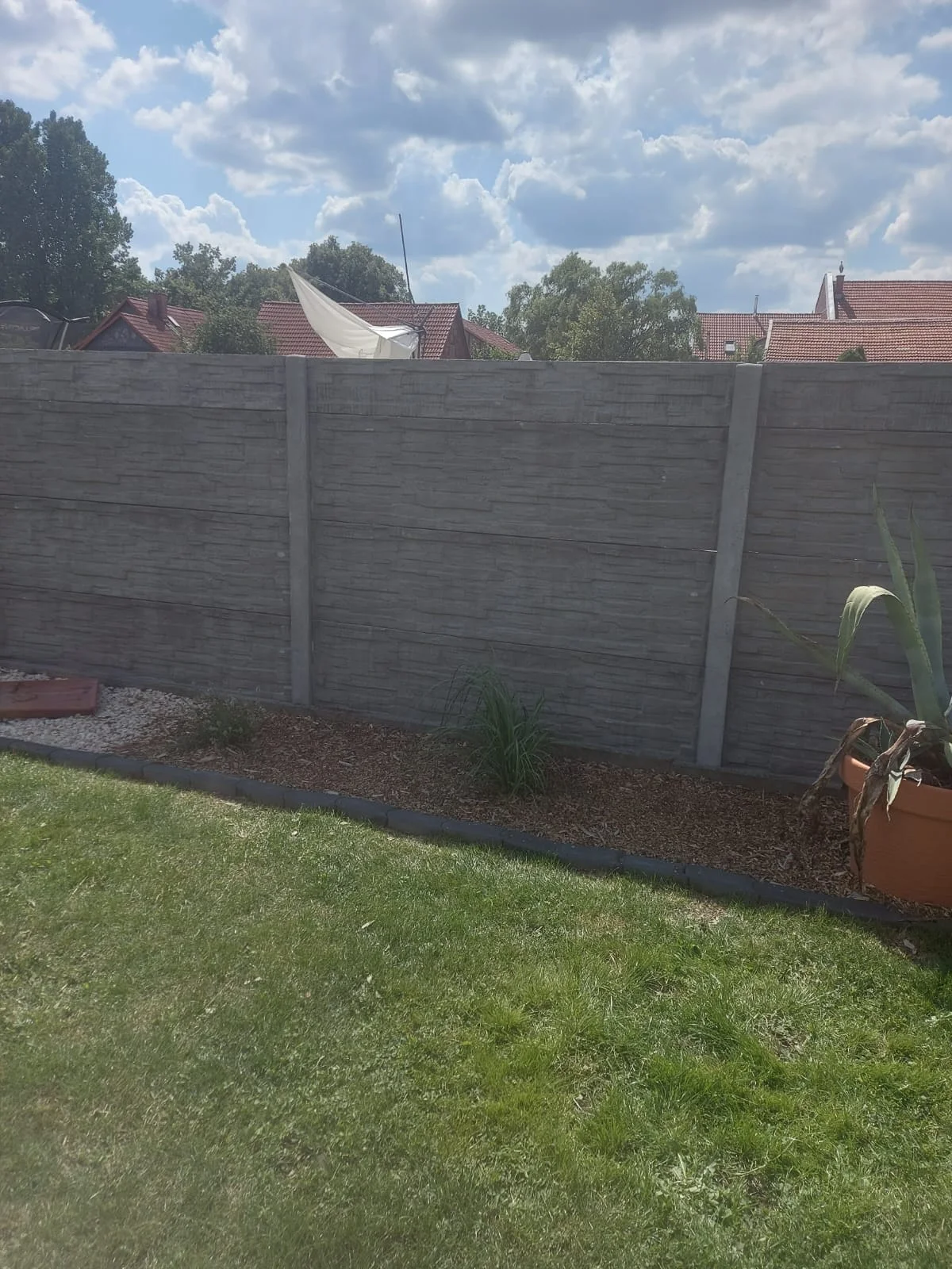 Moderne Betonzaunanlage im Privatgarten