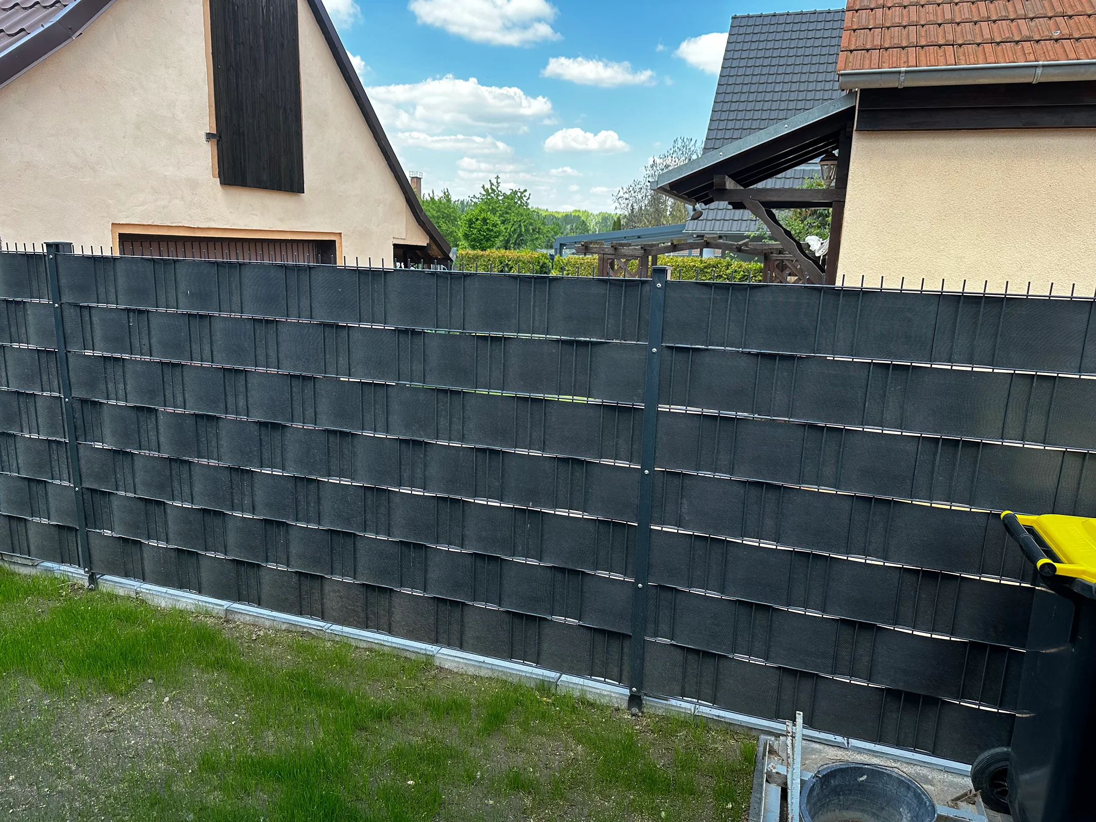 Moderner grauer Zaun an Wohnhaus