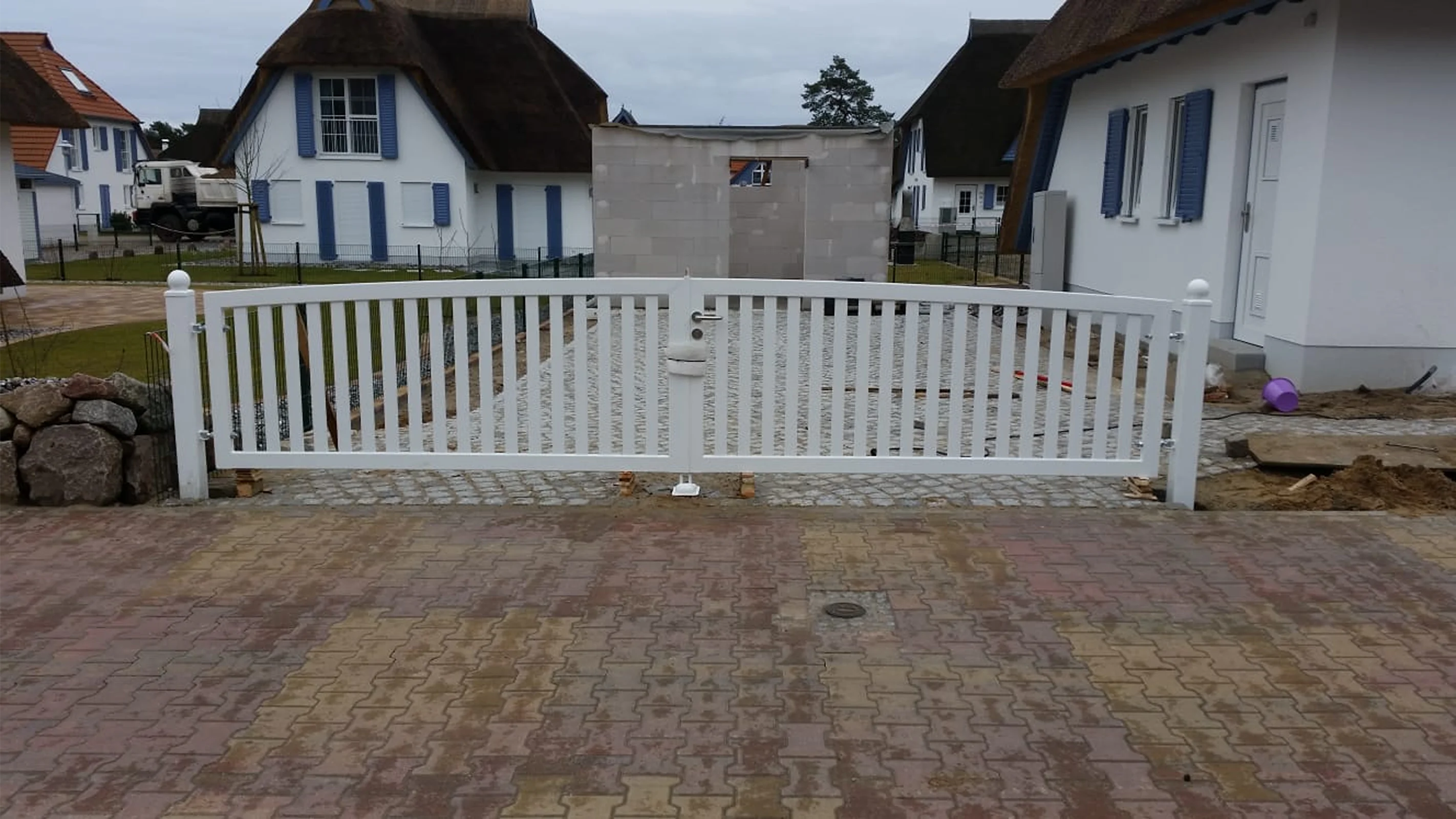 Weißes Lattenzaun-Einfahrtstor