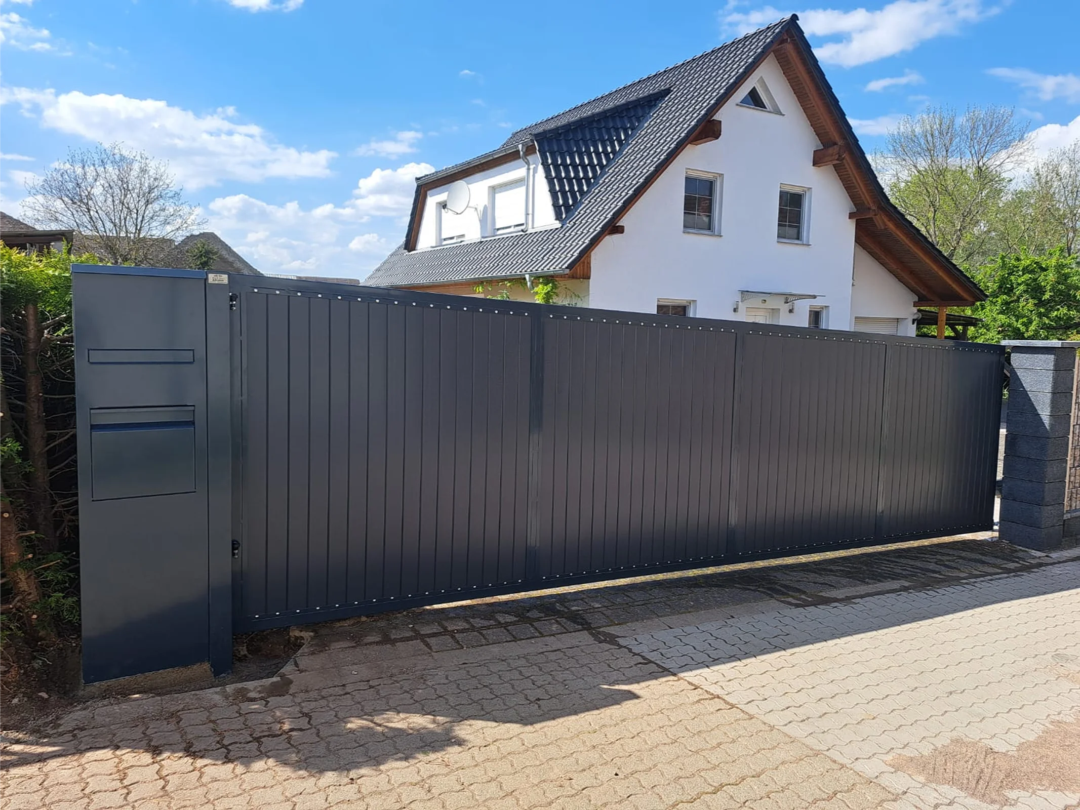 Modernes Schiebtor mit Sichtschutz Zaun