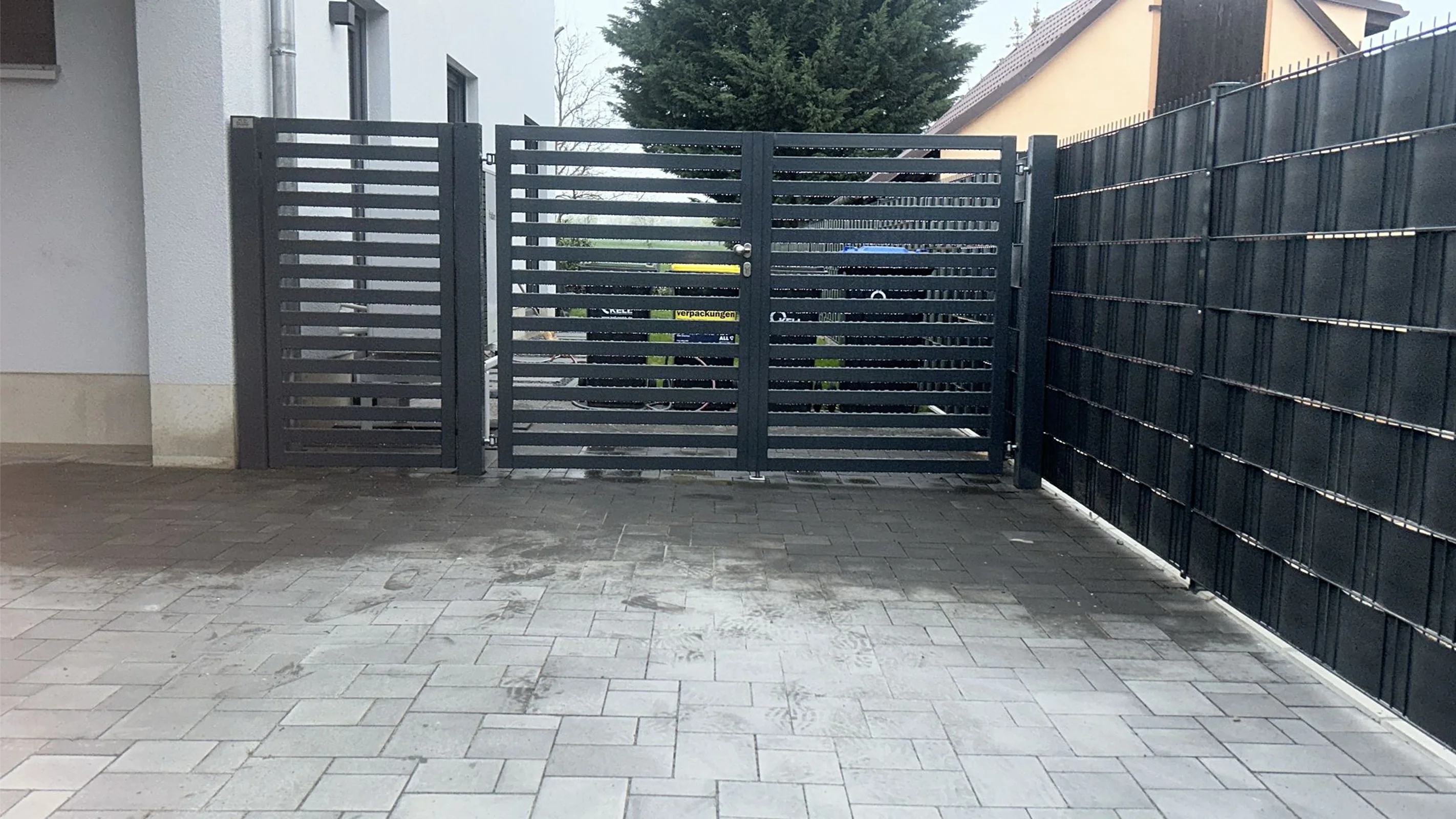 Schwarze Horizontalzäune mit modernem Doppeltor