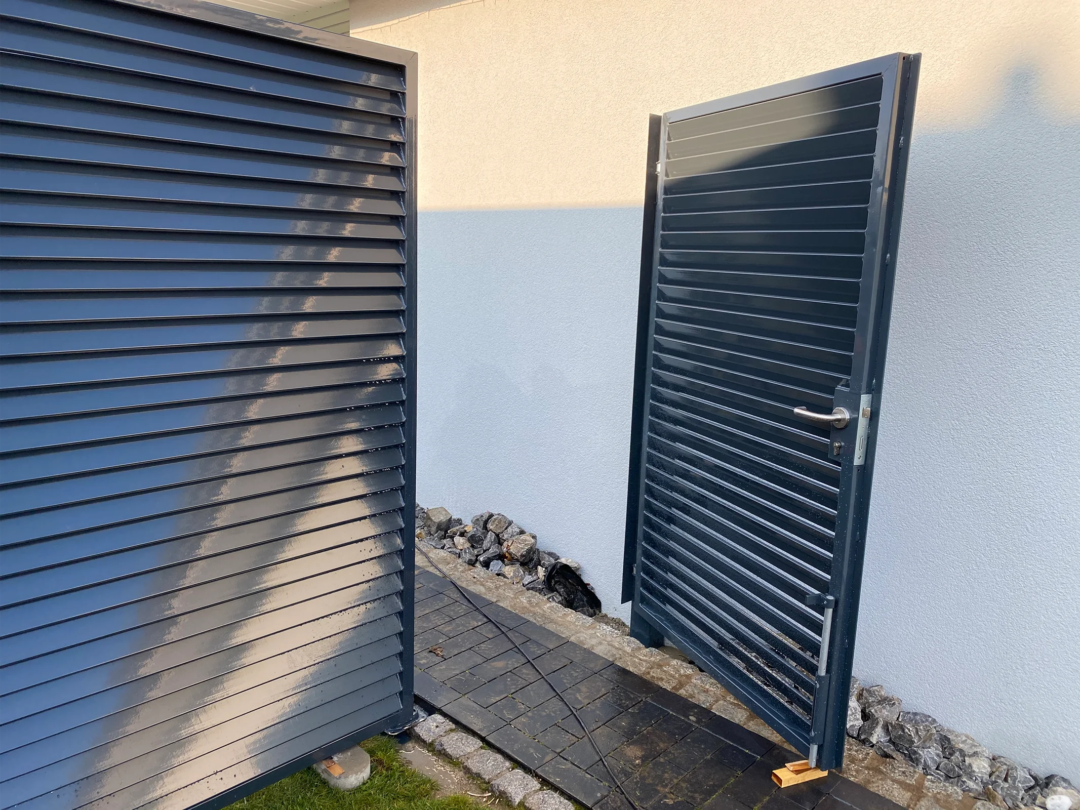 Moderne graue Aluminium-Lamellentore