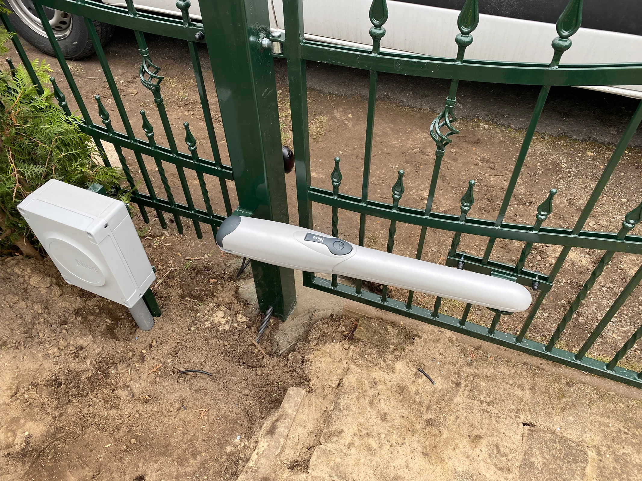 Grünes Zauntor mit automatischem Antrieb