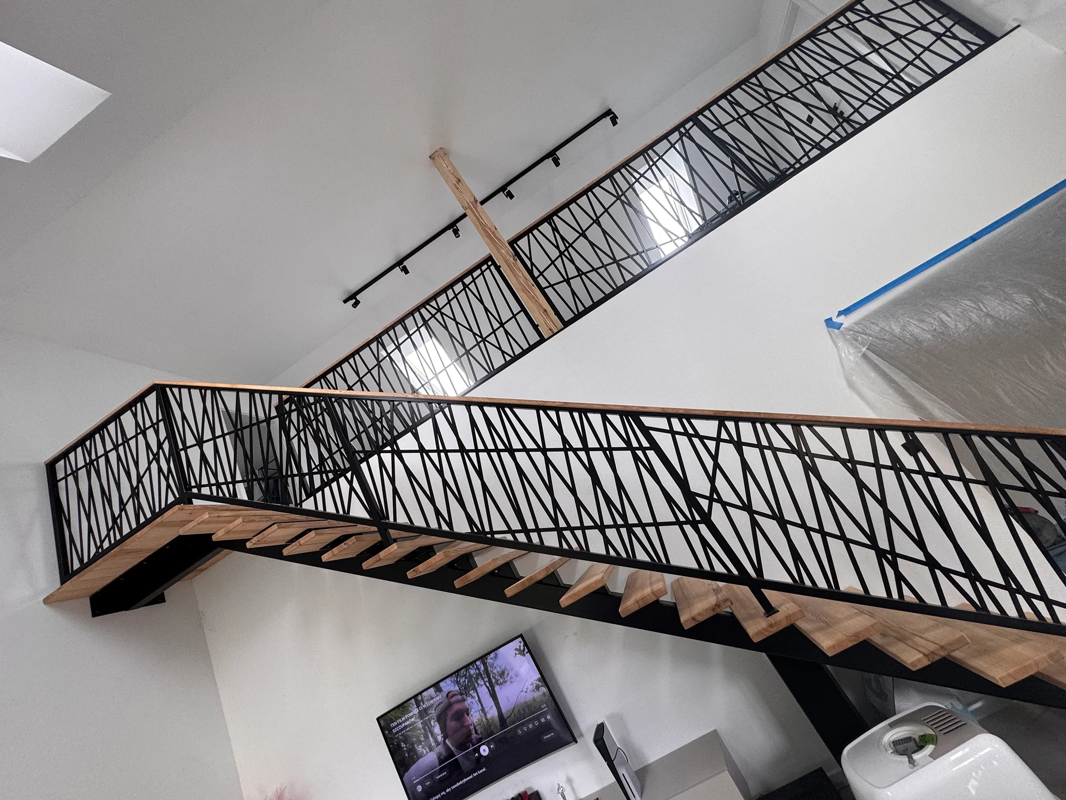 Moderne Metalltreppe mit geometrischem Gitterwerk