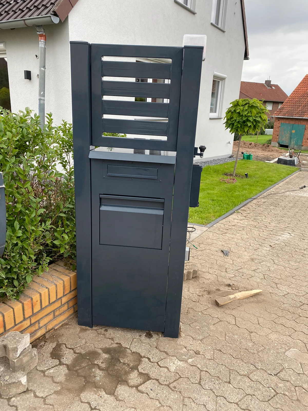 Modernes schwarzes Aluminiumtor mit Horizontallamellen