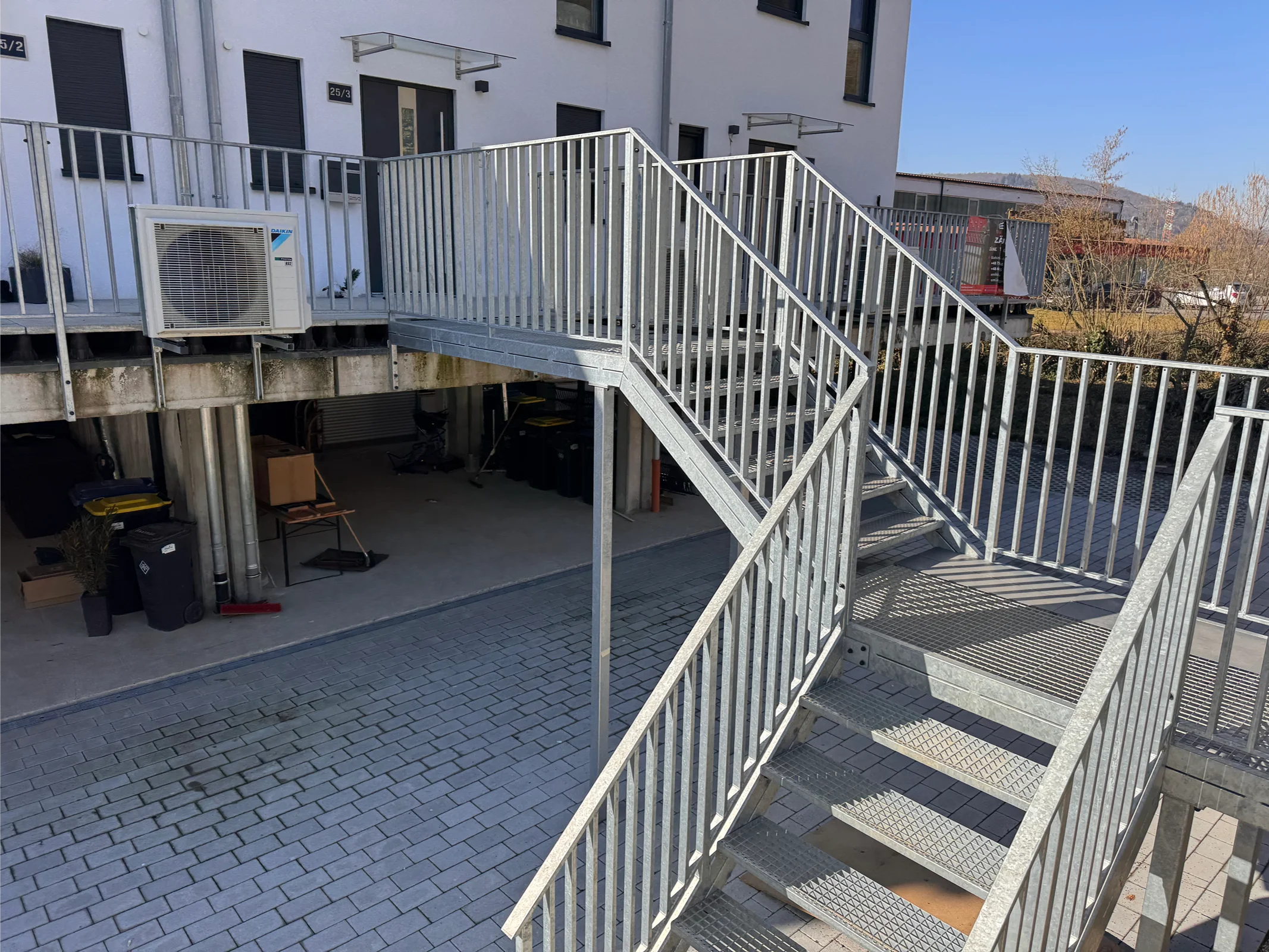 Moderne Außentreppe mit Metallgeländer