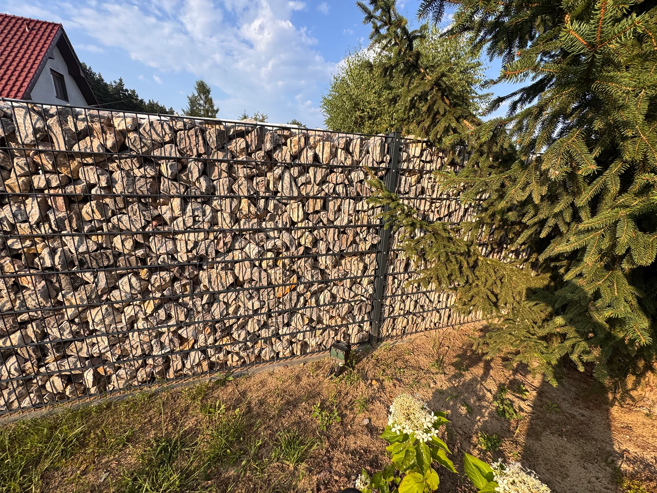 Moderner Steingabionen Zaun mit Garten