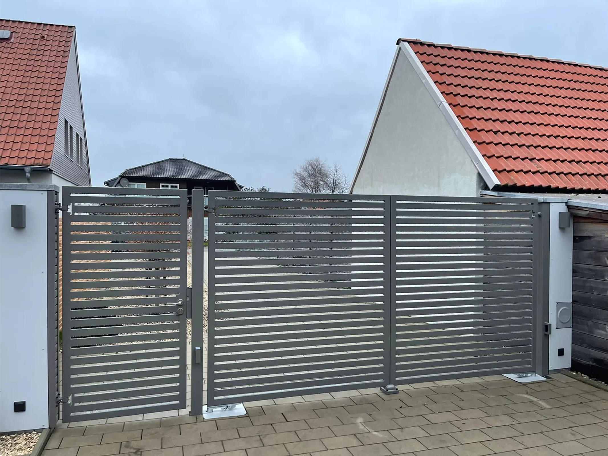 Modernes Einfahrtstor mit Horizontallamellen