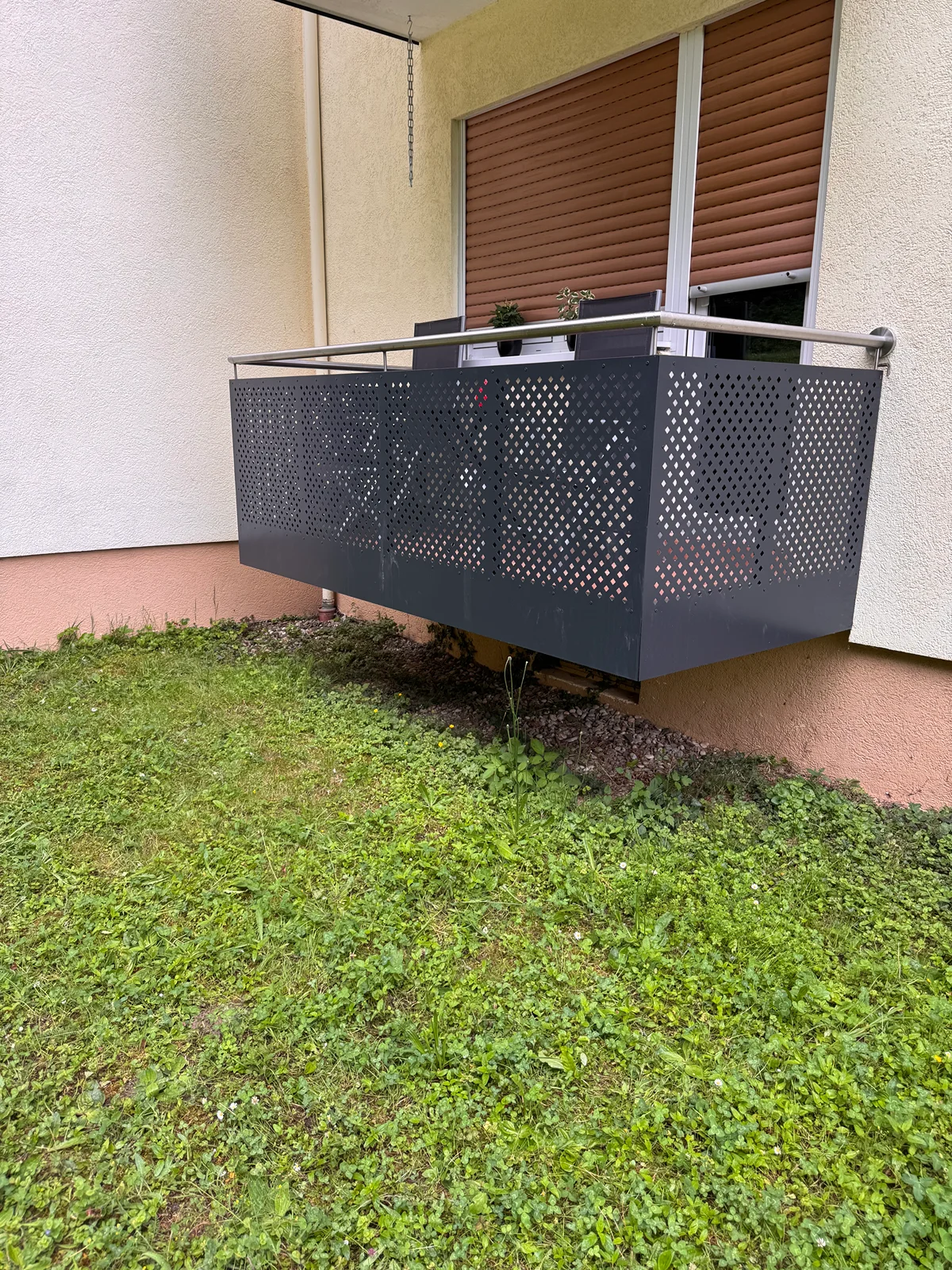 Modernes Balkongeländer aus Aluminium mit Lochblech