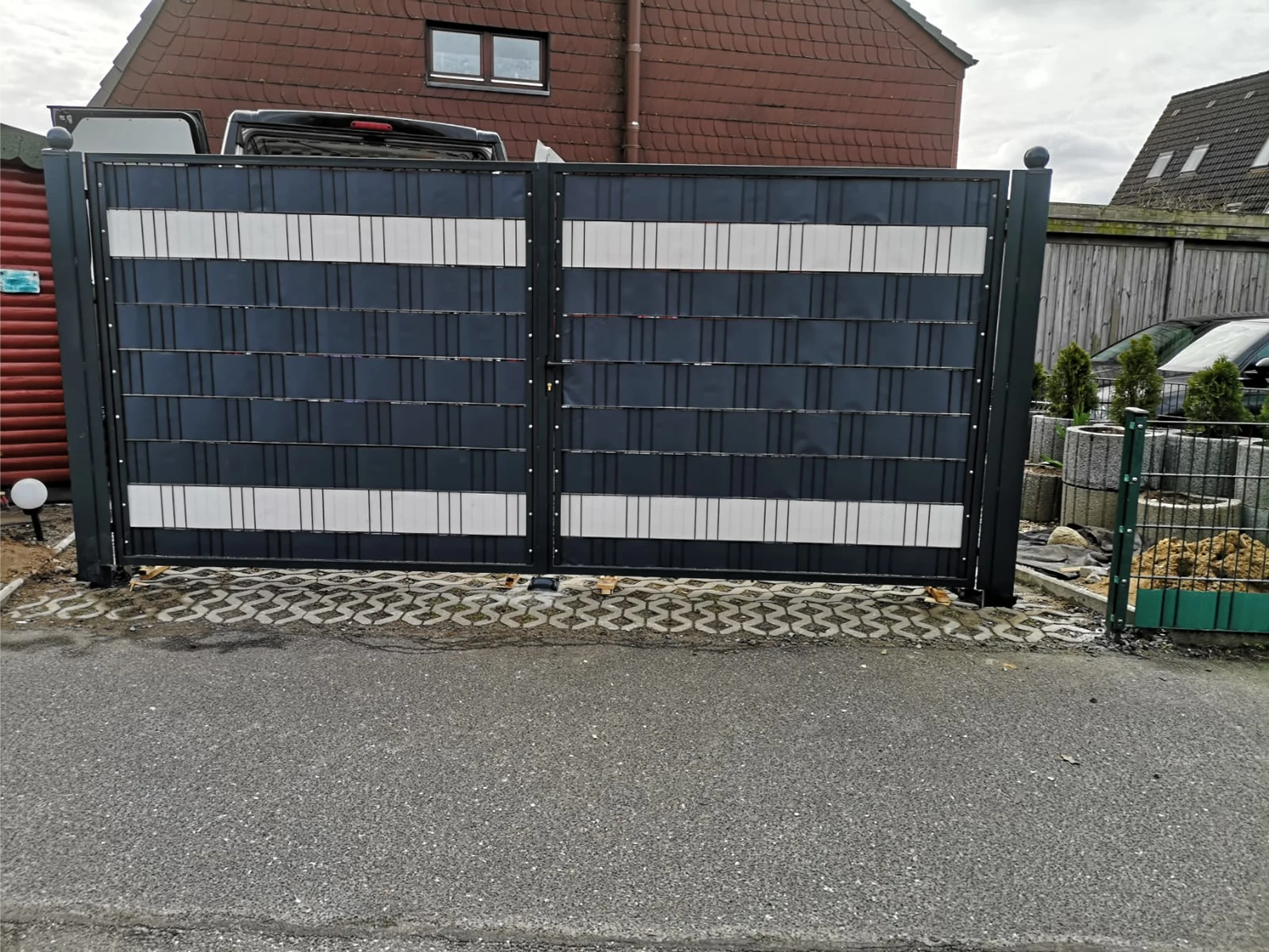 Modernes Hoftor mit schwarz-weißem Muster