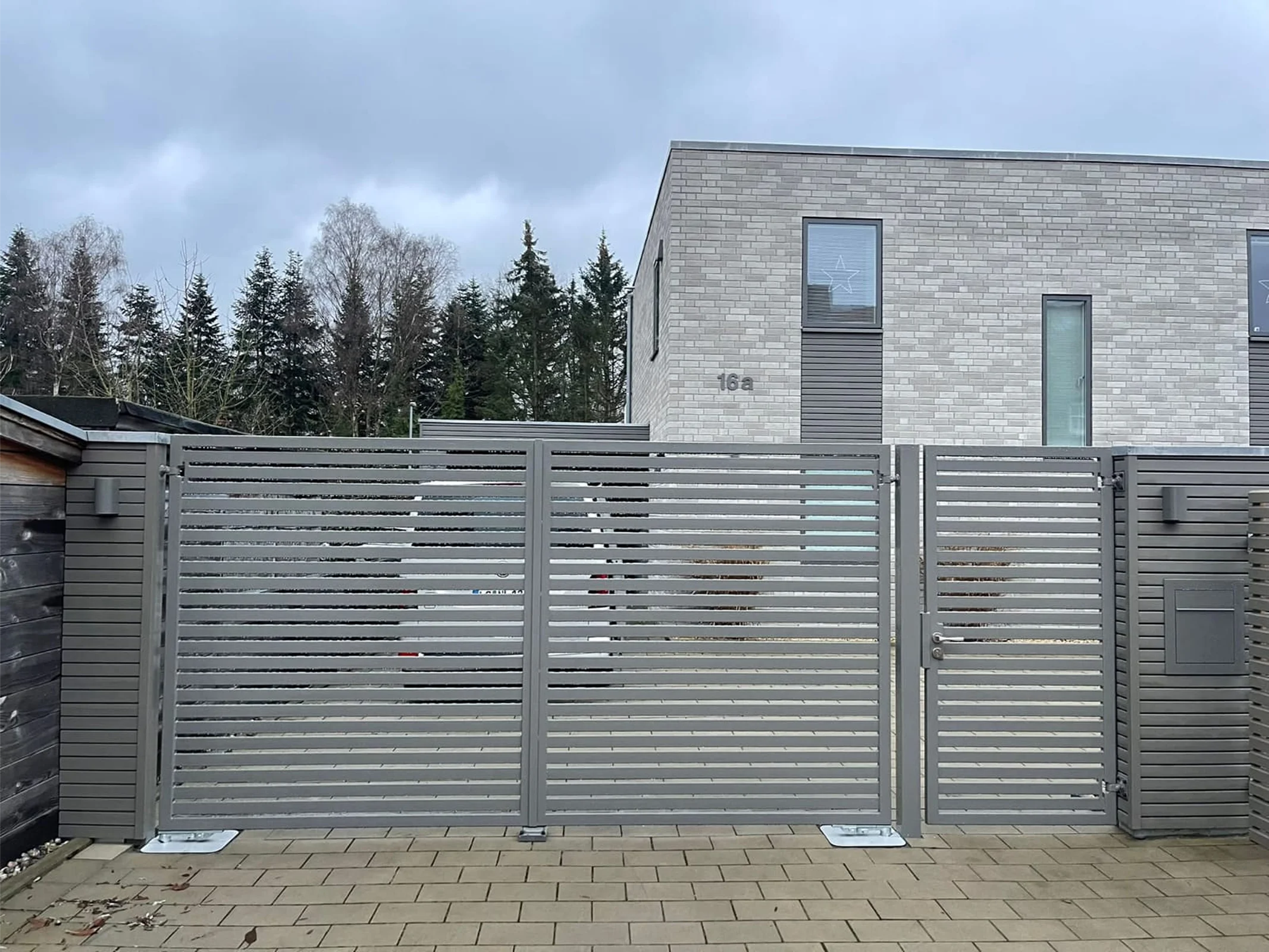 Moderner Lamellenzaun vor Neubau