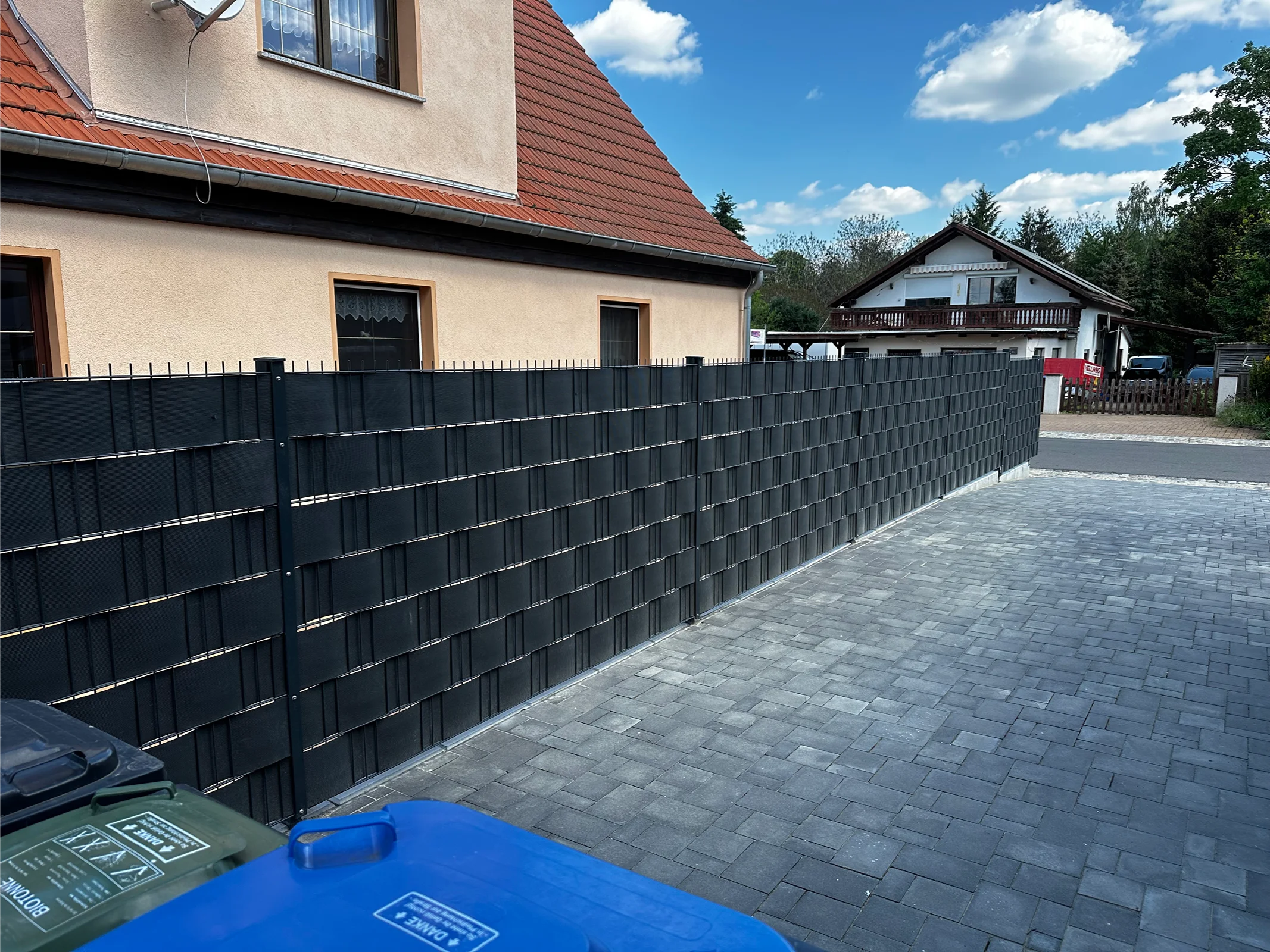 Schwarzes Horizontal-Zaun-System an modernem Wohnhaus