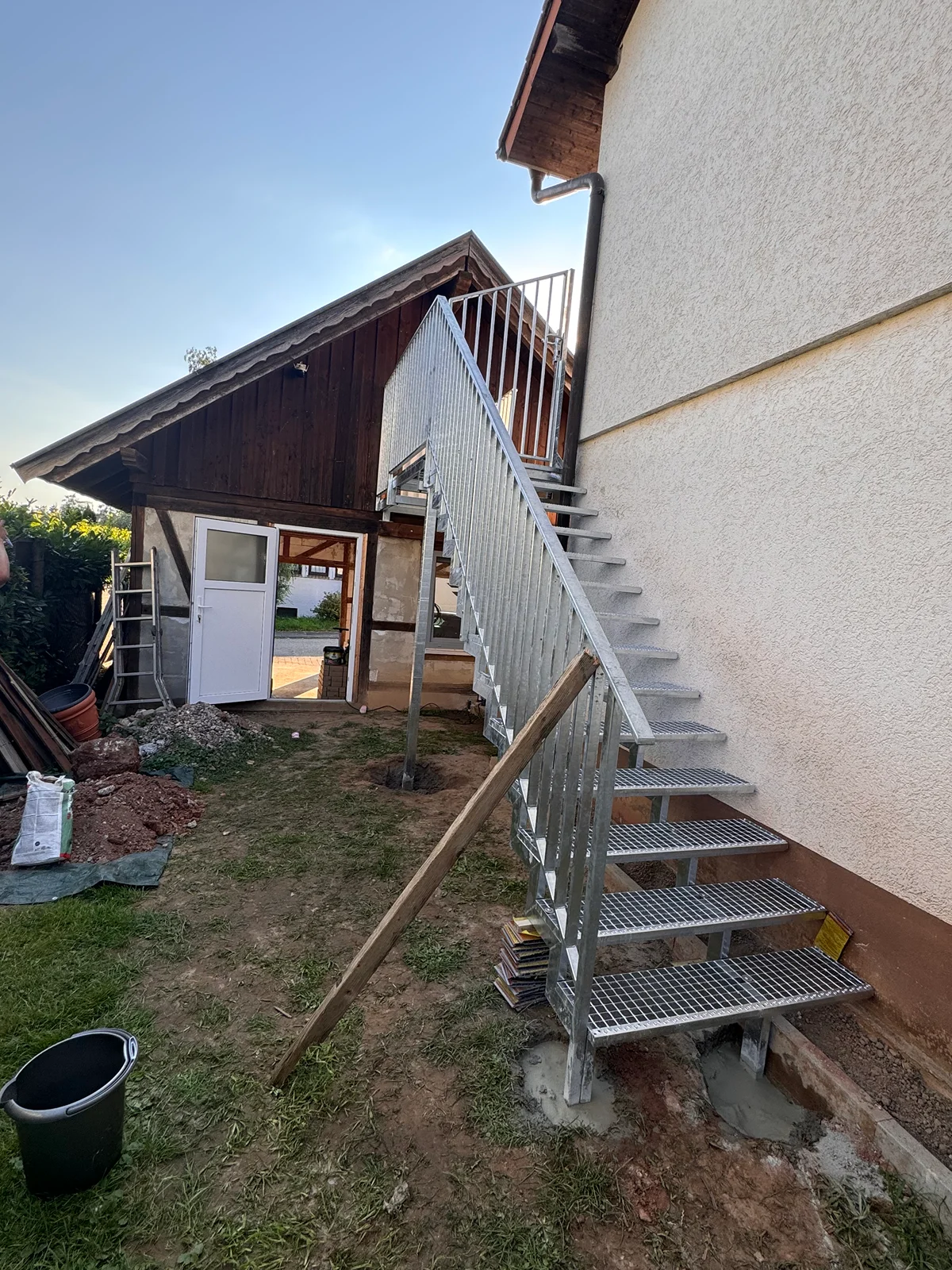 Stahltreppe mit Geländer installiert