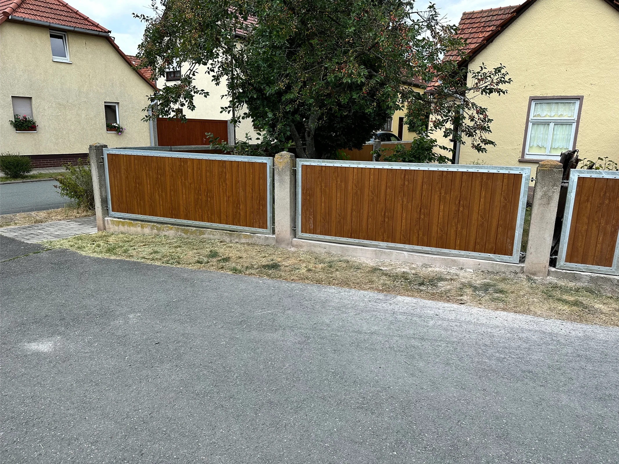 Moderne Zaun- und Toranlage an Wohnhaus