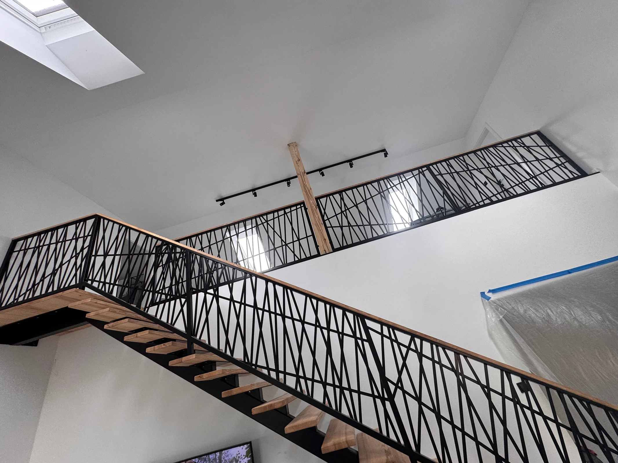Moderne Treppe mit geometrischem Metallgeländer