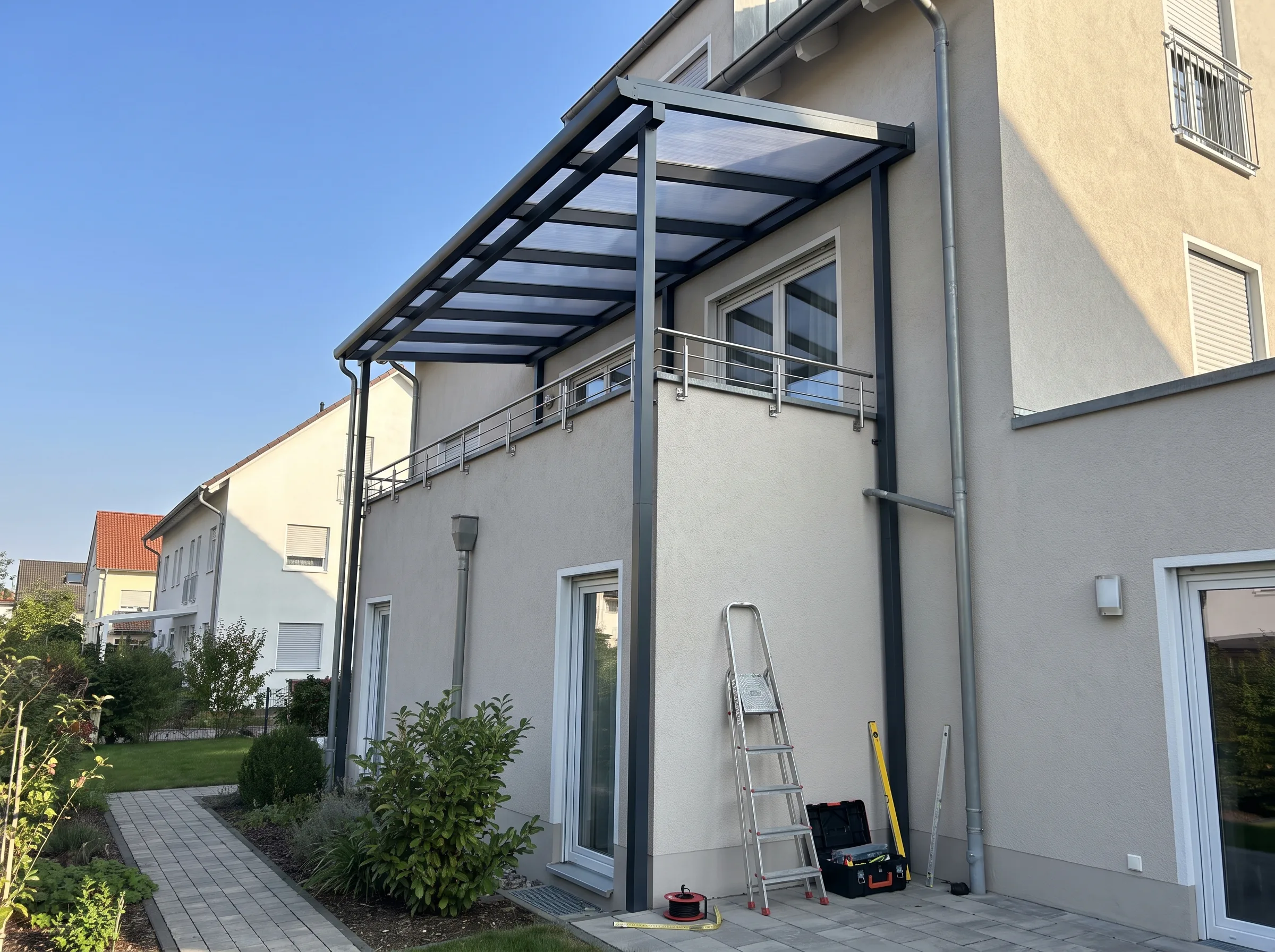 Terrassenüberdachung aus hochwertigem Material an einem modernen Haus