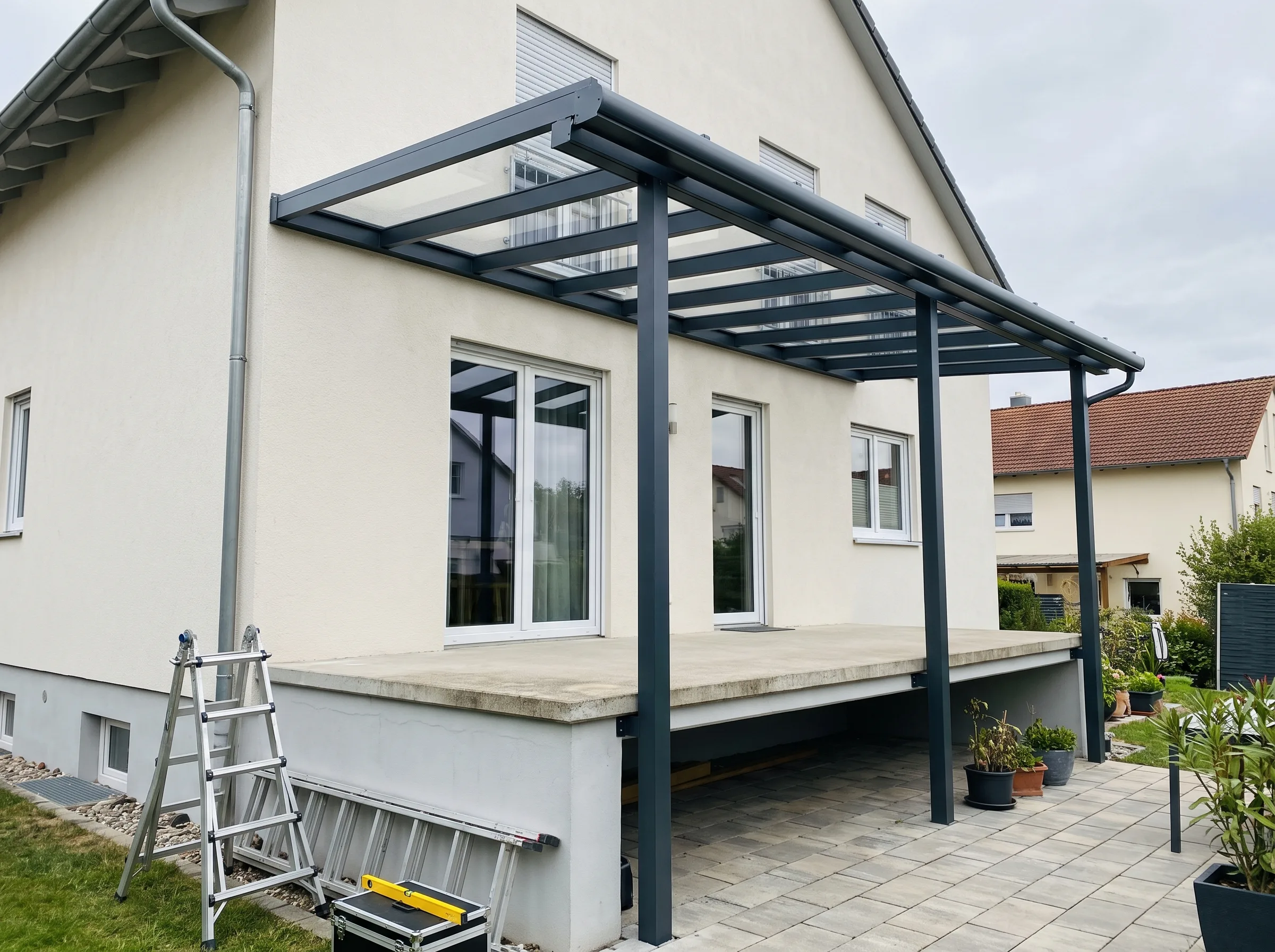 Überdachung für Terrasse an einem modernen Wohnhaus mit großem Fenster