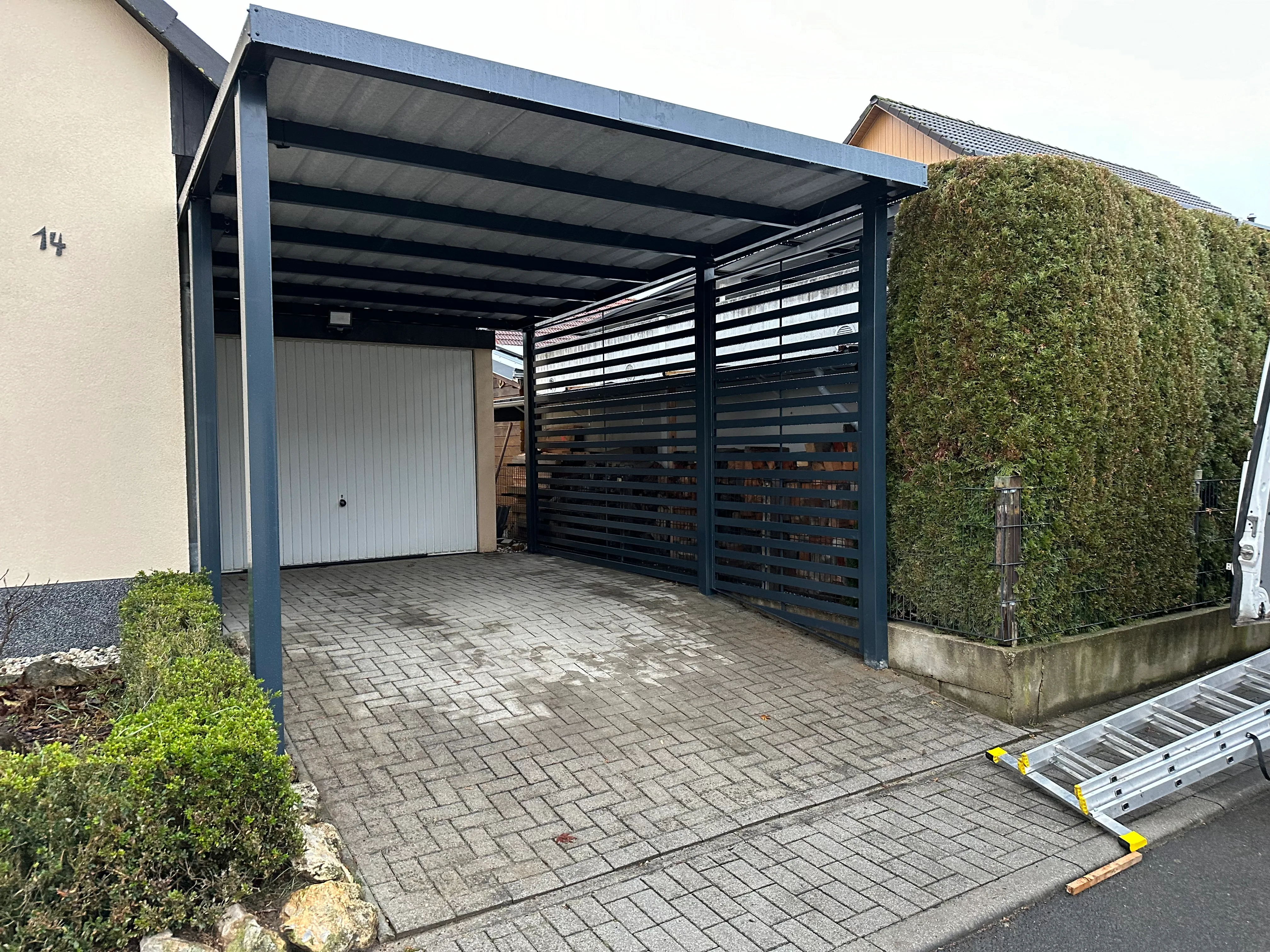 Überdachung aus Stahl mit Lamellen für Carport in modernem Design