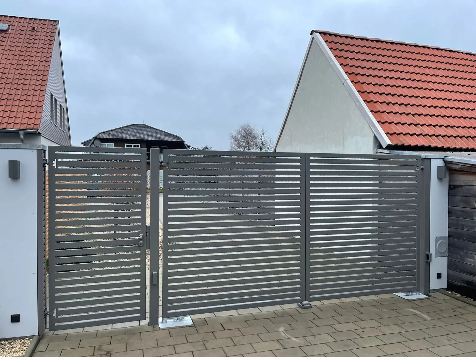 Modernes Schiebetor aus Metall in einem Wohngebiet, elegant und funktional