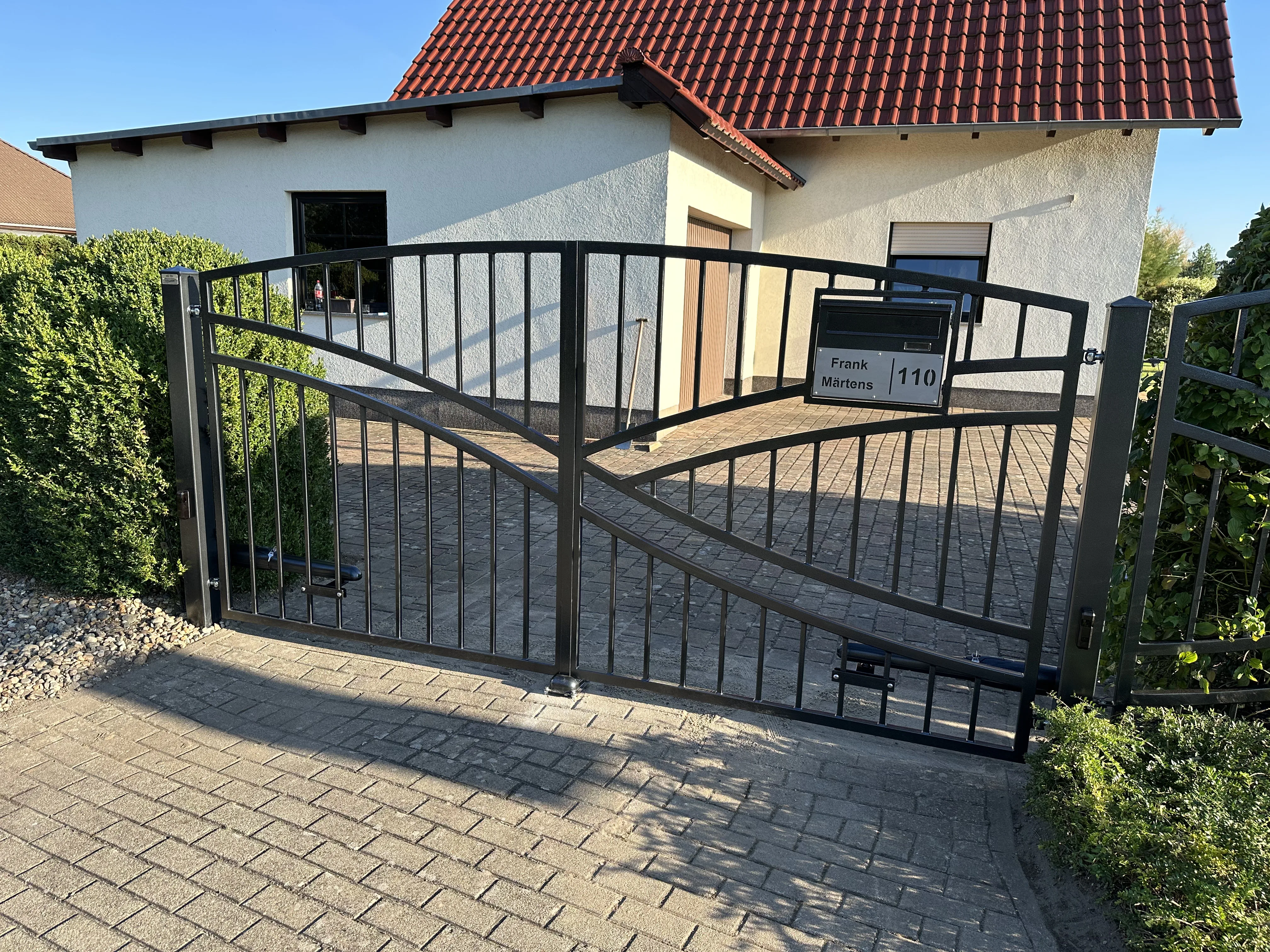 Modernes Gartentor aus Metall mit elegantem Design und weicher Linienführung