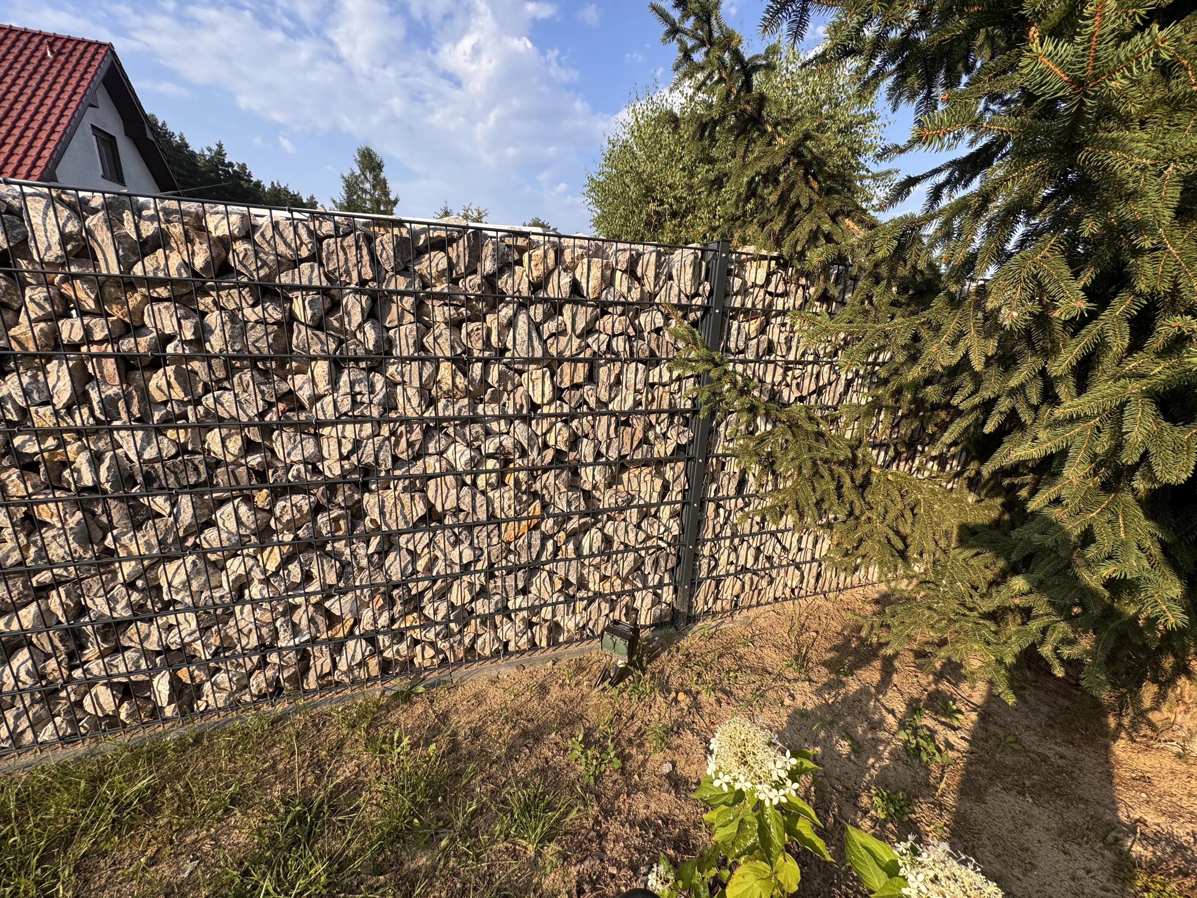 Gabionenzaun mit Steinen zur Gartengestaltung und Sichtschutz