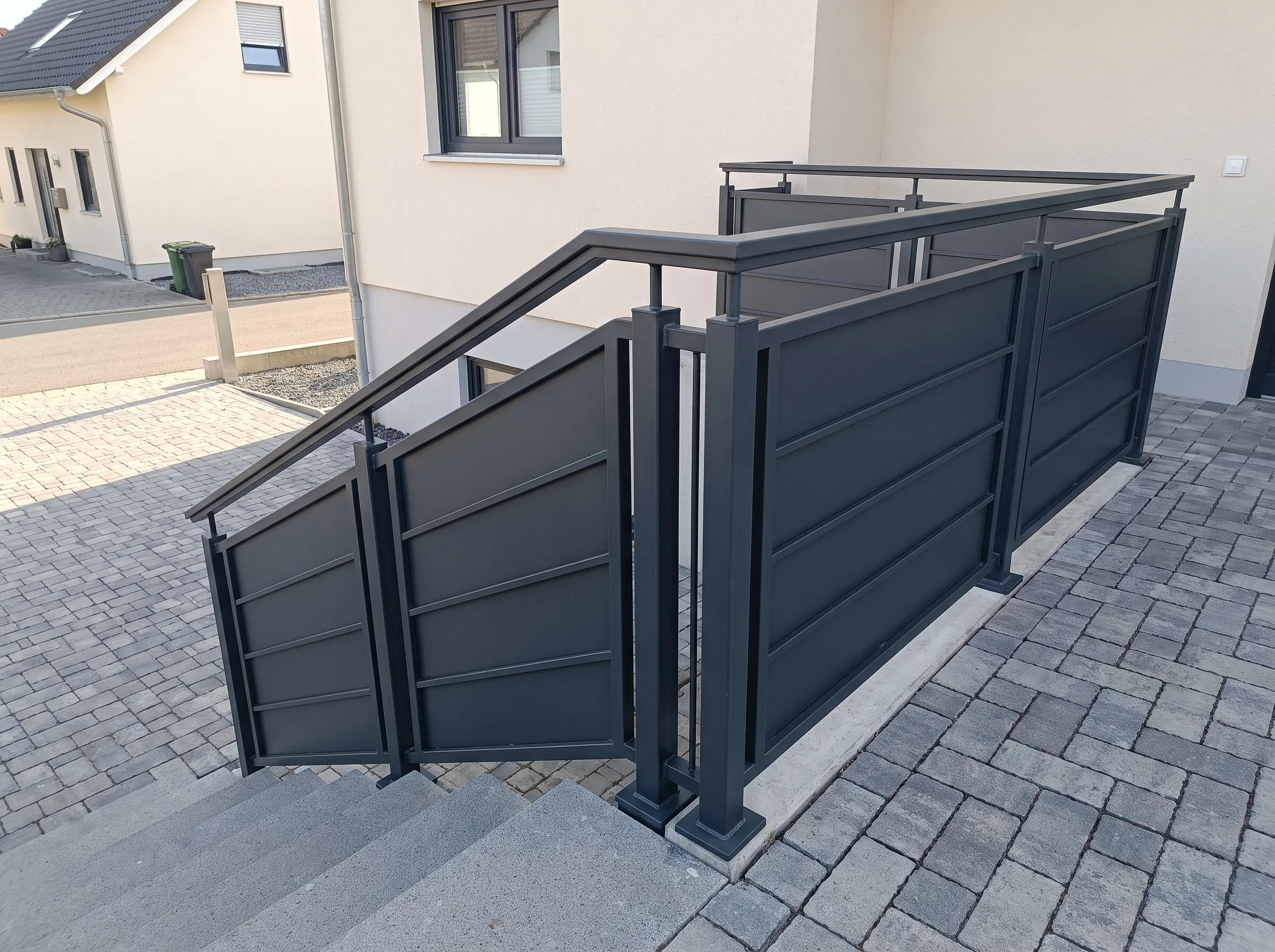 Moderen Balkon Geländer aus Metall mit schützender Sichtschutzwand