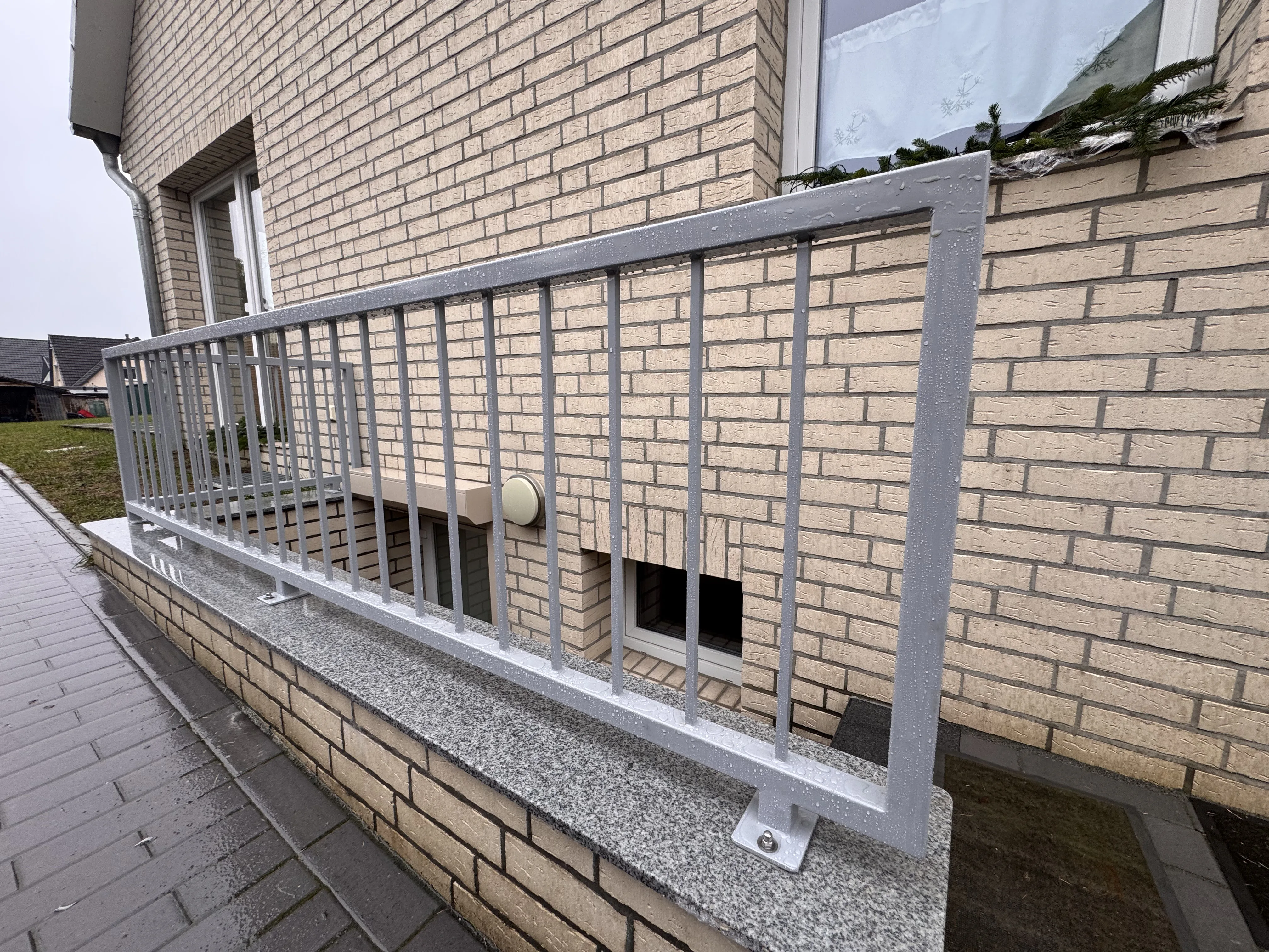 Modernes Geländer aus Metall an einem Wohnhaus, langlebig und stilvoll