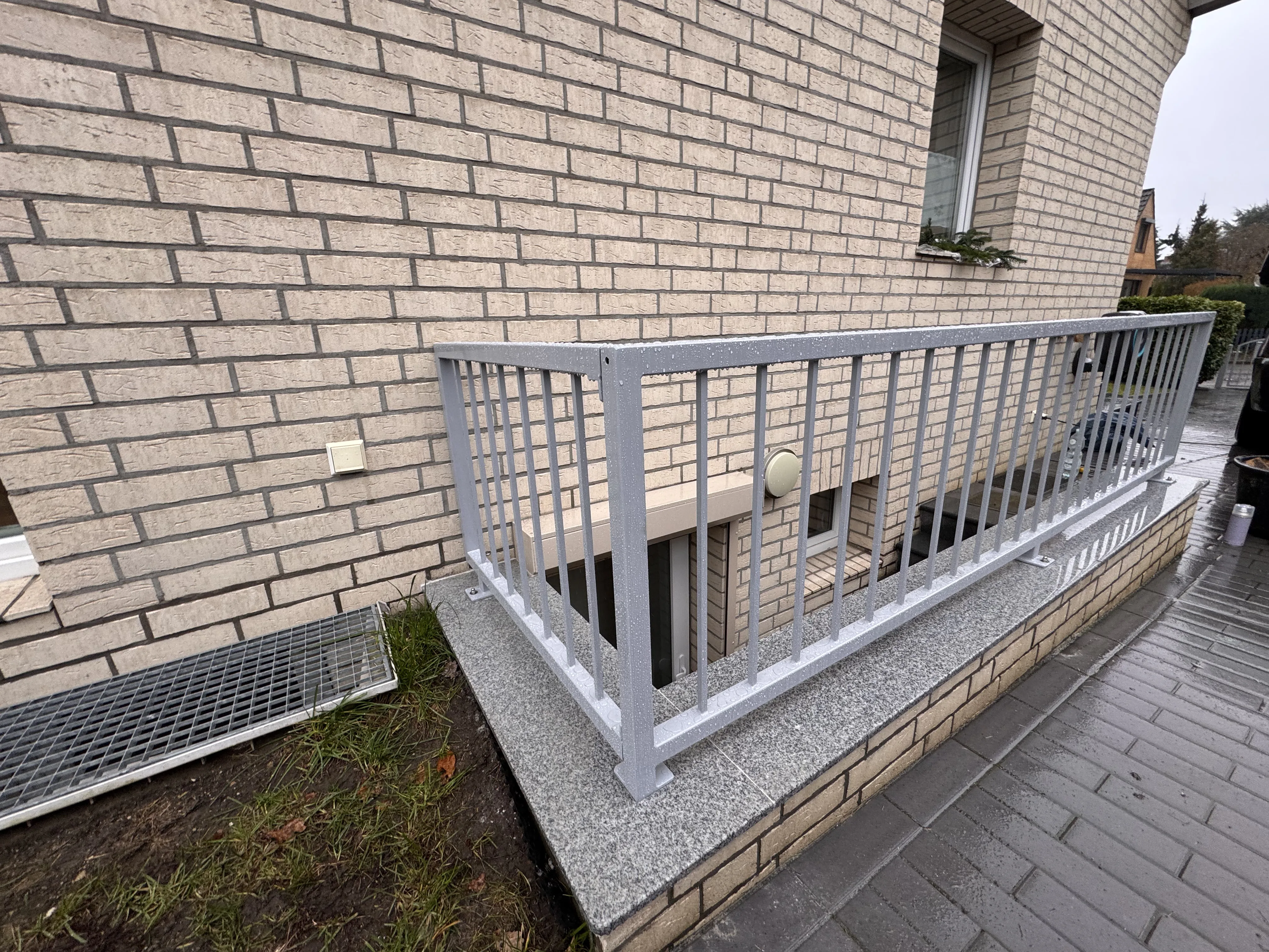 Geländer aus Metall an einer Hausfassade auf einer Terrasse installiert