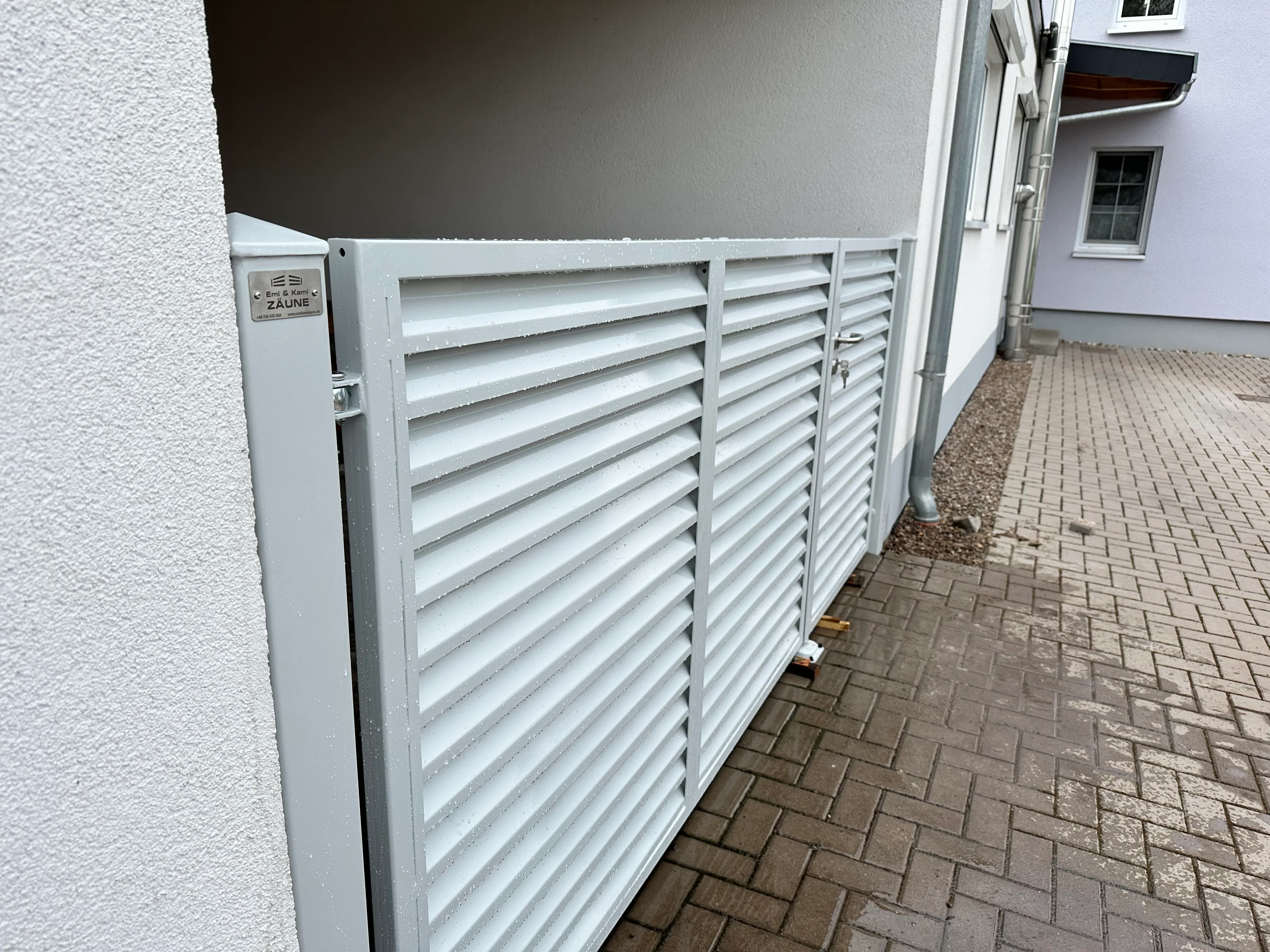 Moderner Sichtschutzzaun aus Metall, der eine private Abgrenzung bietet