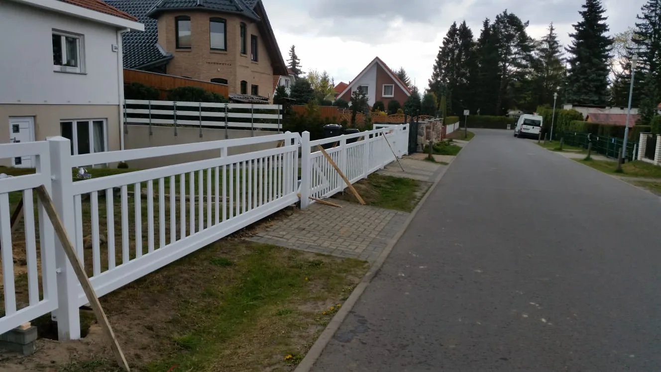 Moderner Gartenzaun aus Holz in einer Wohnstraße aufgestellt