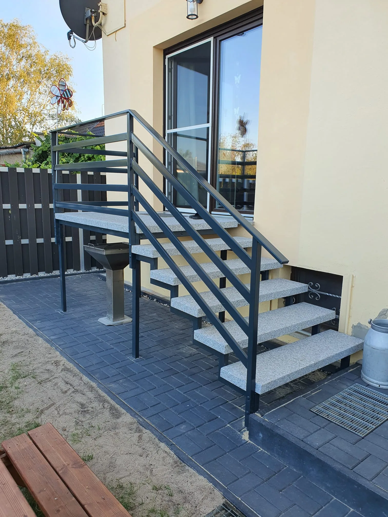 Stahltreppe mit Geländer neben einem Haus, perfekt für den Zugang