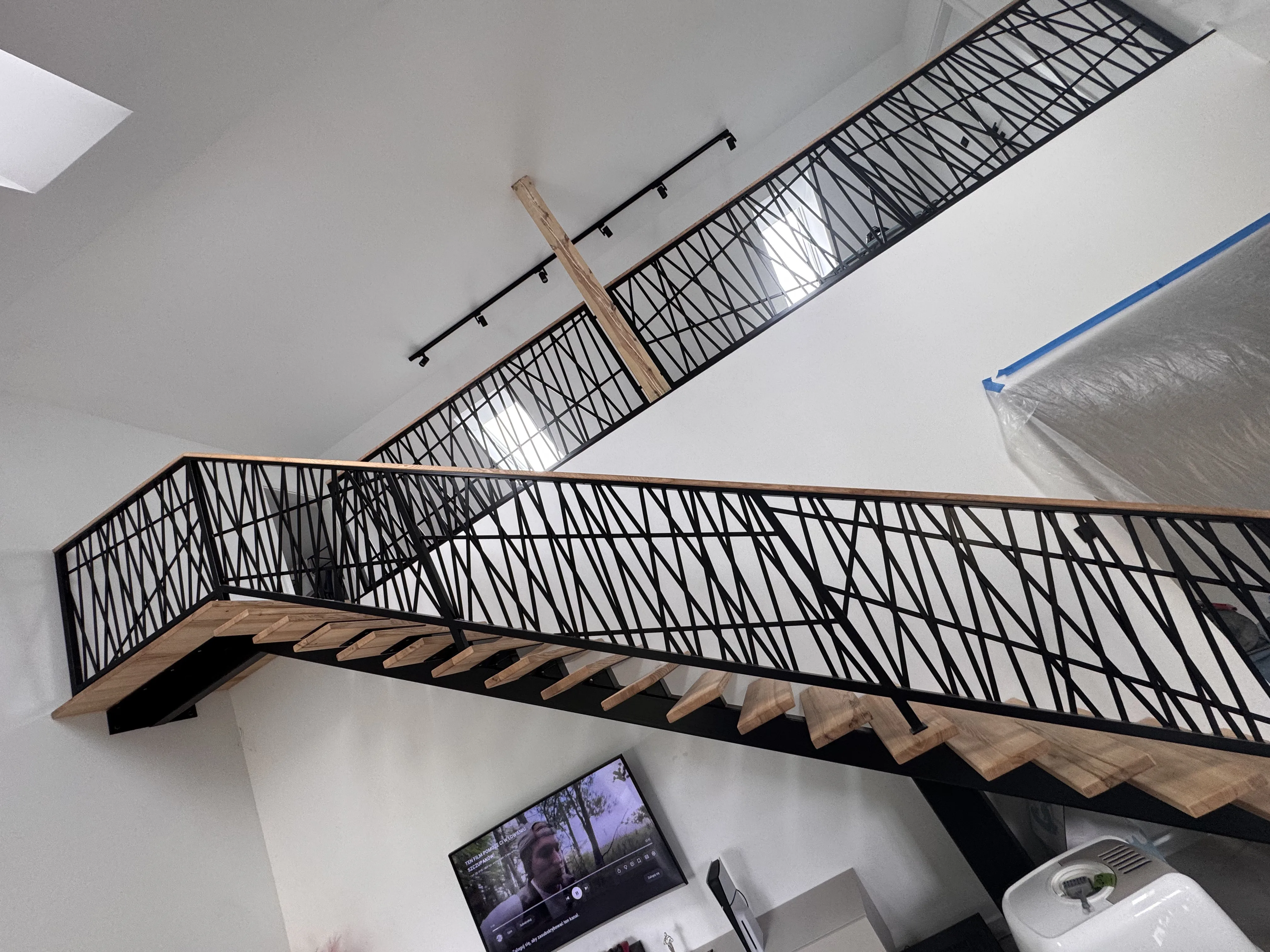 Moderne Stahltreppe mit stilvollem Geländer in Innenansicht