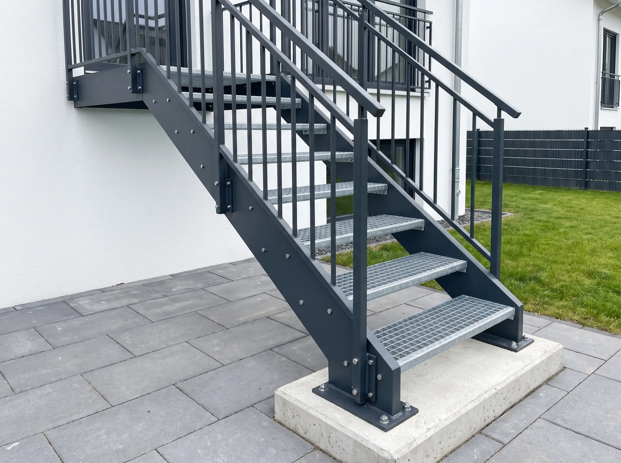 Moderne Stahltreppe mit Gitterstufen, installiert an einem Gebäude