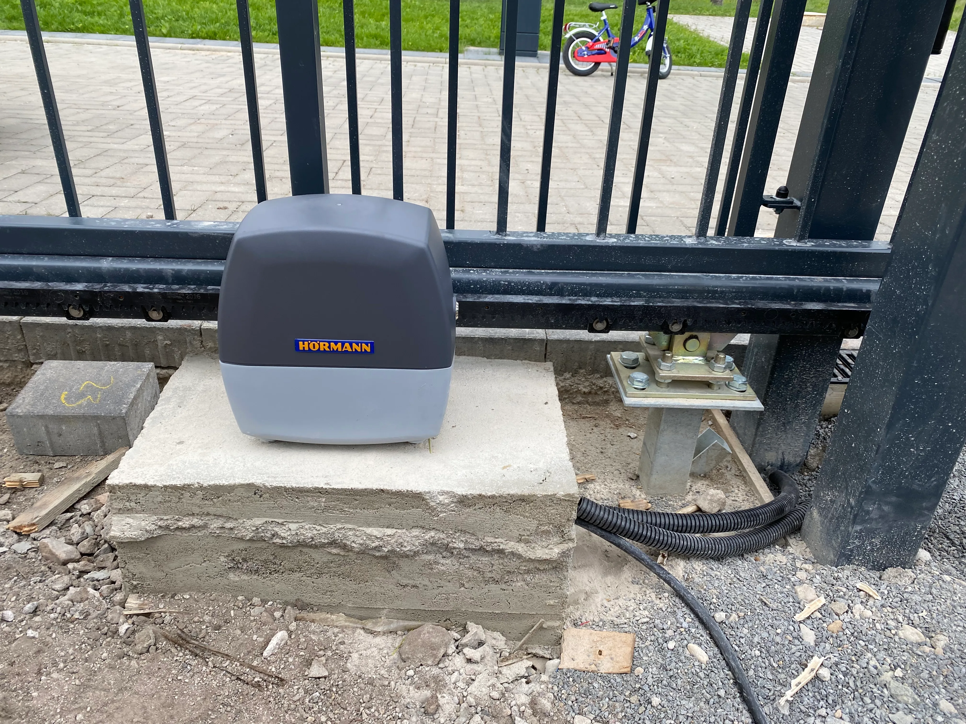Torantrieb auf Betonfundament in der Zaunmontage
