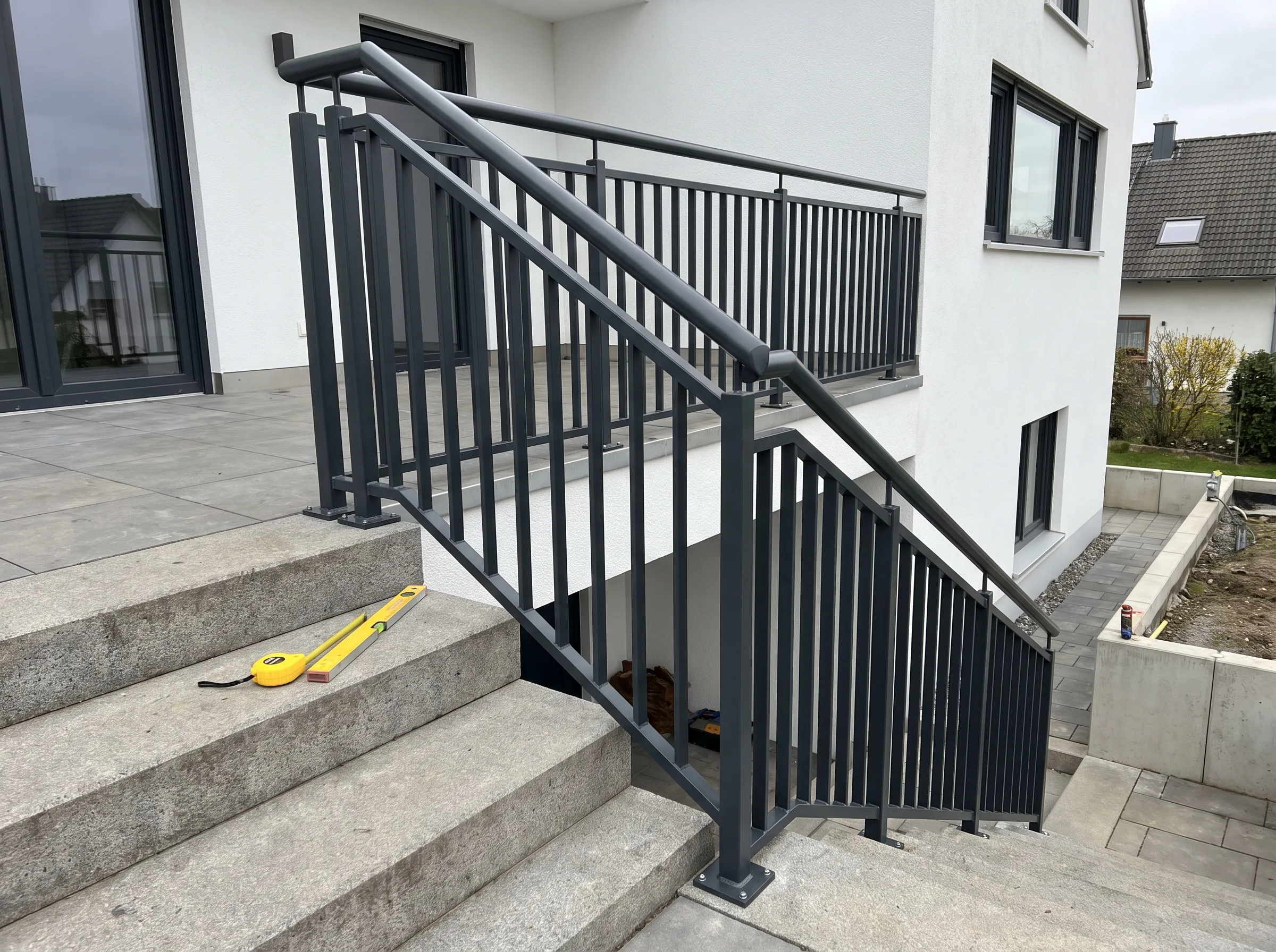 Modernes Treppengeländer aus Stahl an einer Hauseingangstreppe