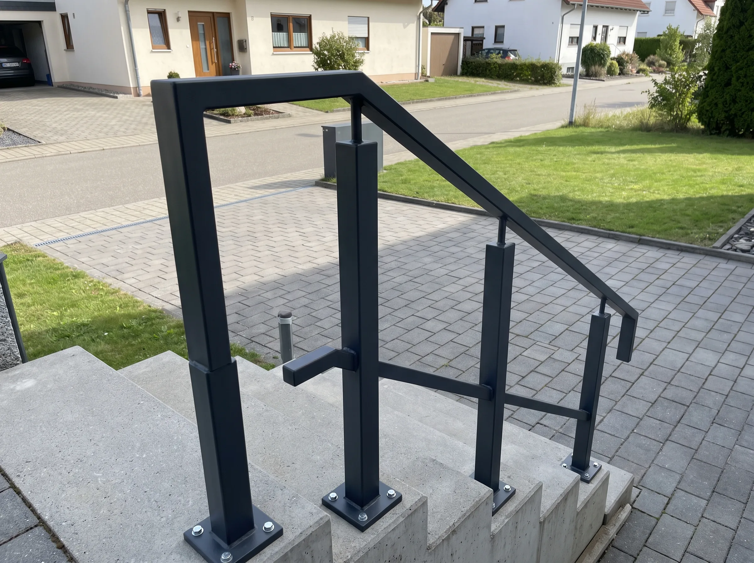 Moderne Treppengeländer aus Stahl an einer Treppe in einem Wohngebiet