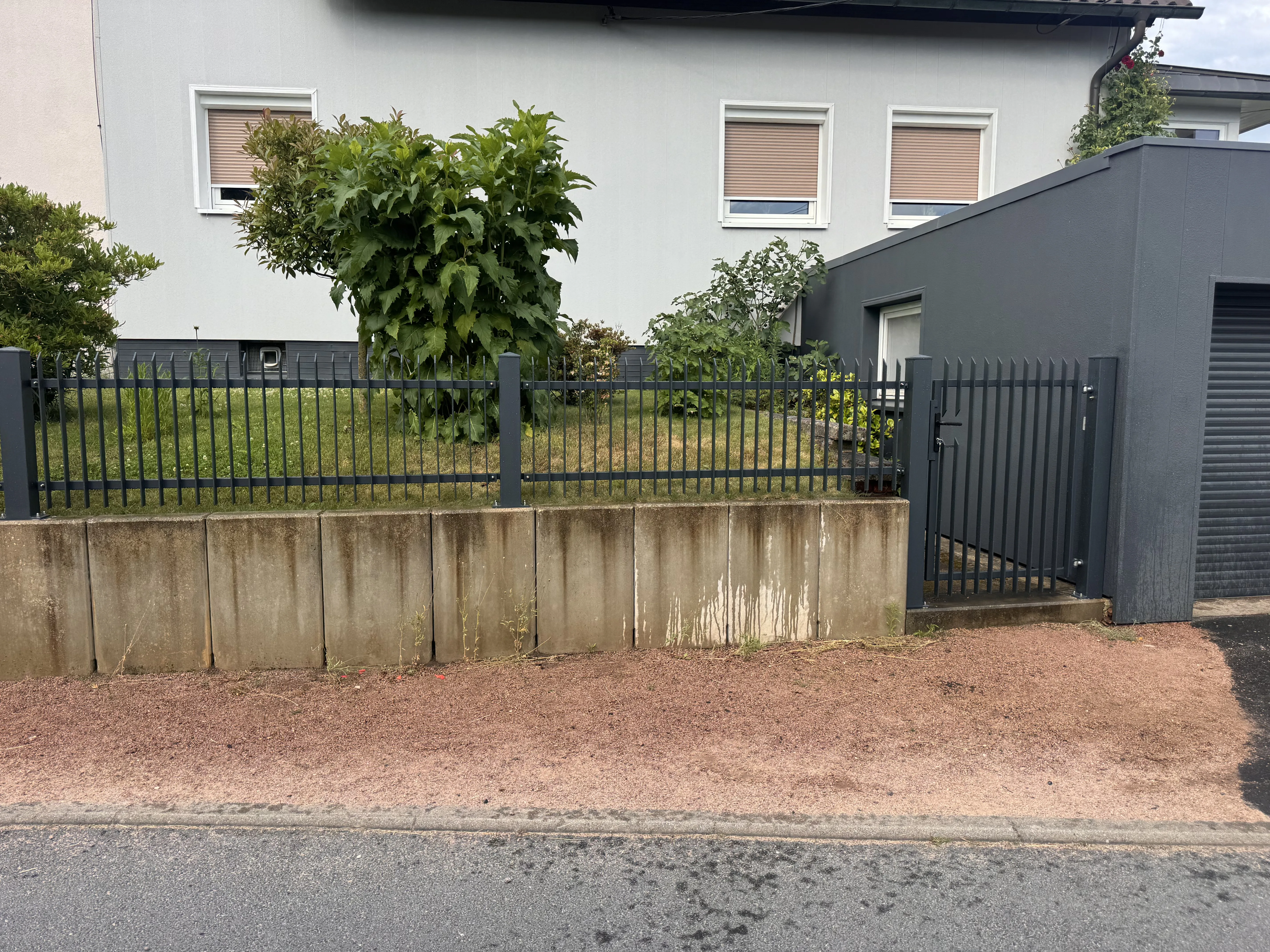 Moderner Zaun aus Doppelstabmatten mit Gartentor und Betonfundament